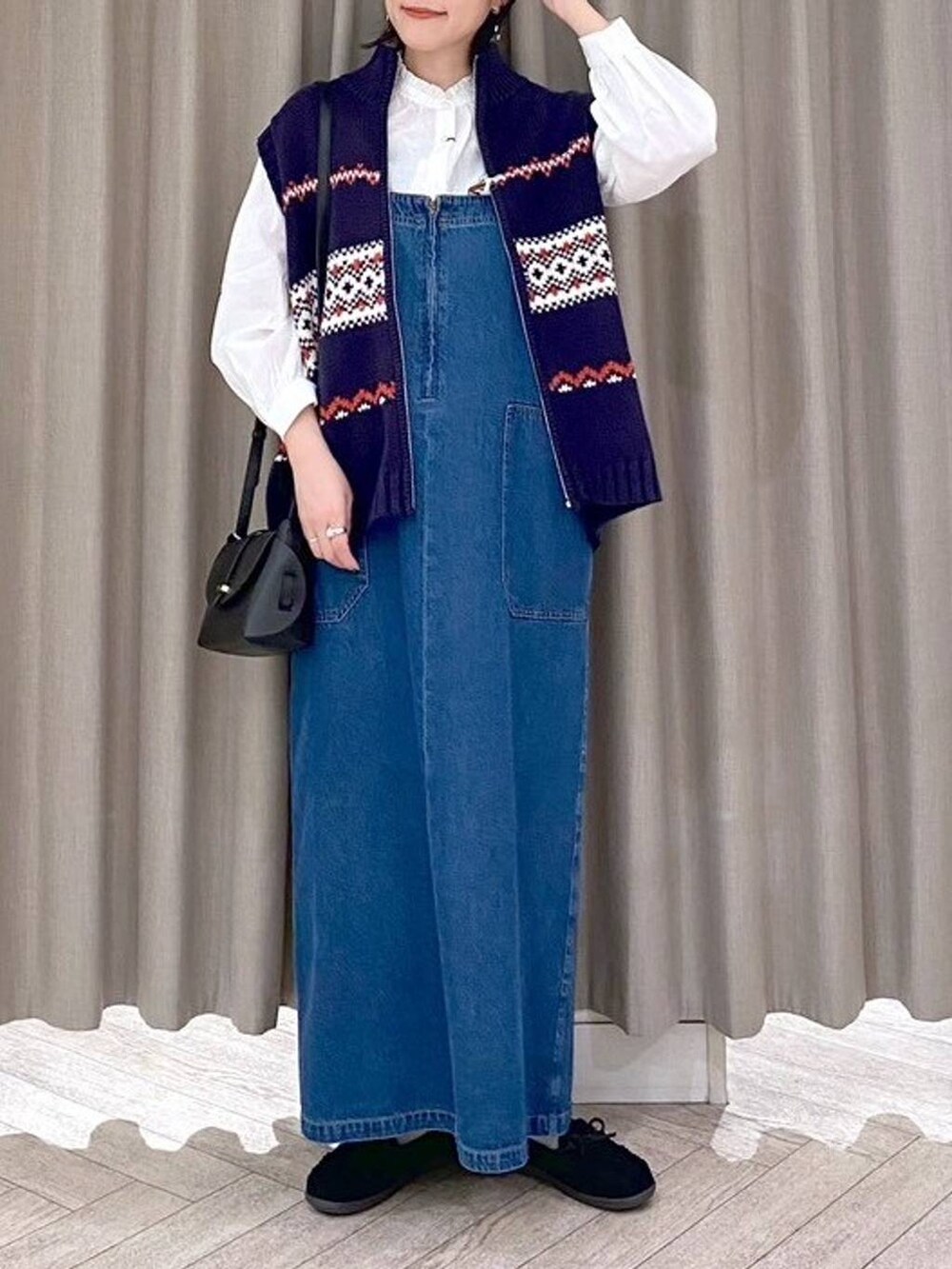 ブラック系のショルダーバッグ、ブルー系のワンピース、ブラック系のヘアバンドを着用したレディースの秋コーディネートの8枚目の写真