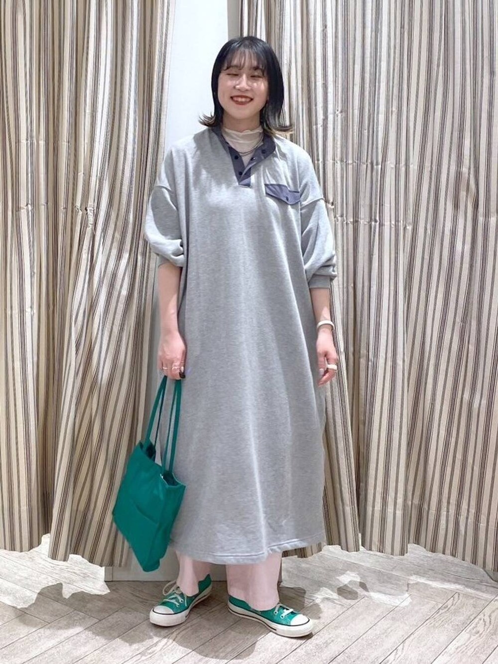 グレー系のワンピース、グリーン系のスニーカーを着用したレディースの春コーディネートの8枚目の写真