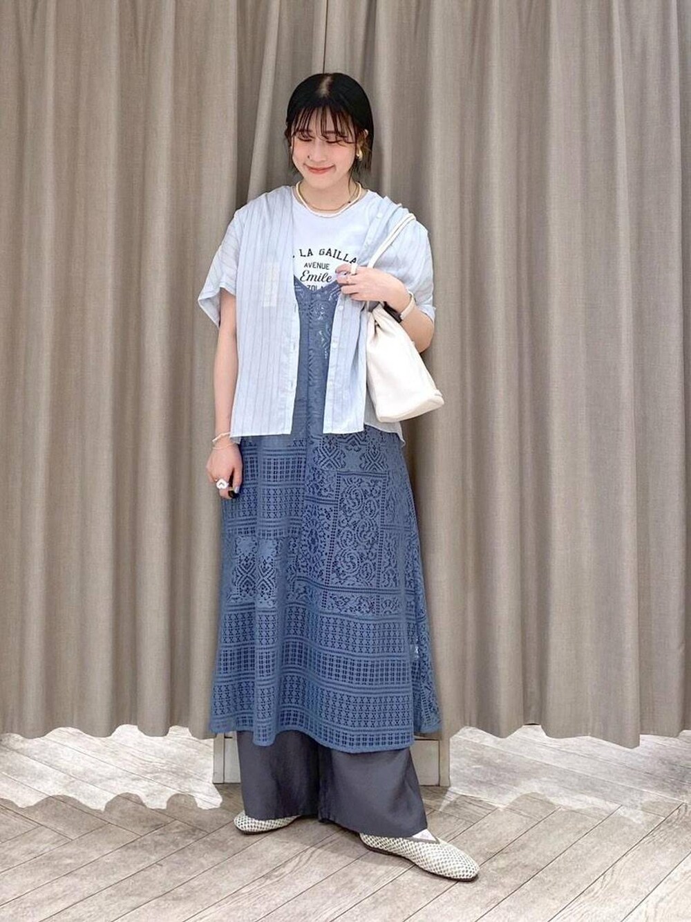 ブルー系のTシャツ/カットソー、ホワイト系のトートバッグ、グレー系のその他パンツを着用したレディースの夏コーディネートの2枚目の写真