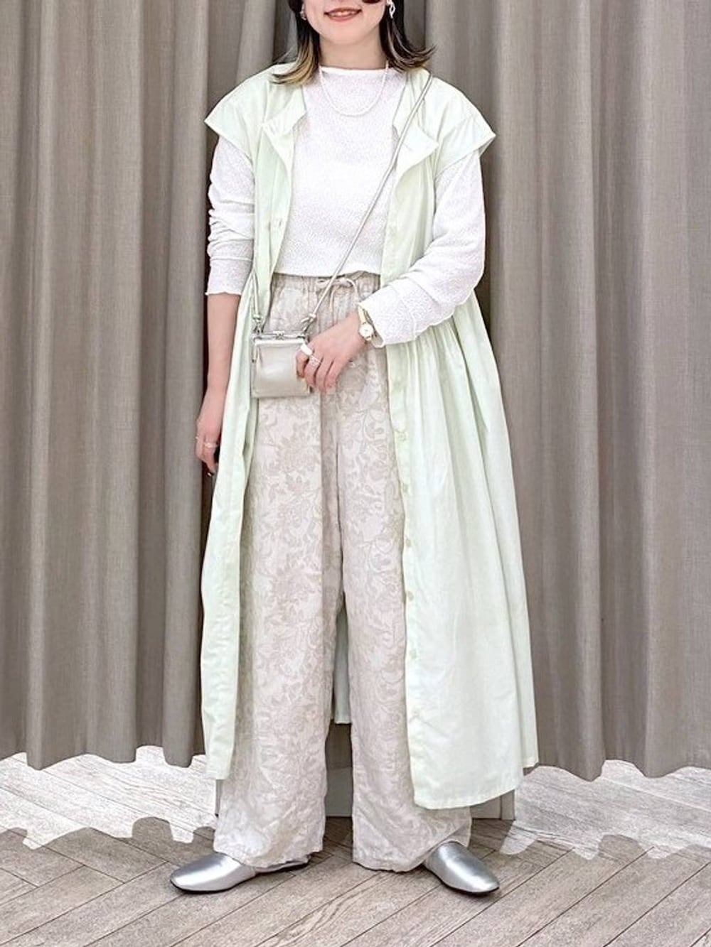 ホワイト系のTシャツ/カットソー、その他のパンプス、グリーン系のワンピースを着用したレディースの夏コーディネートの4枚目の写真