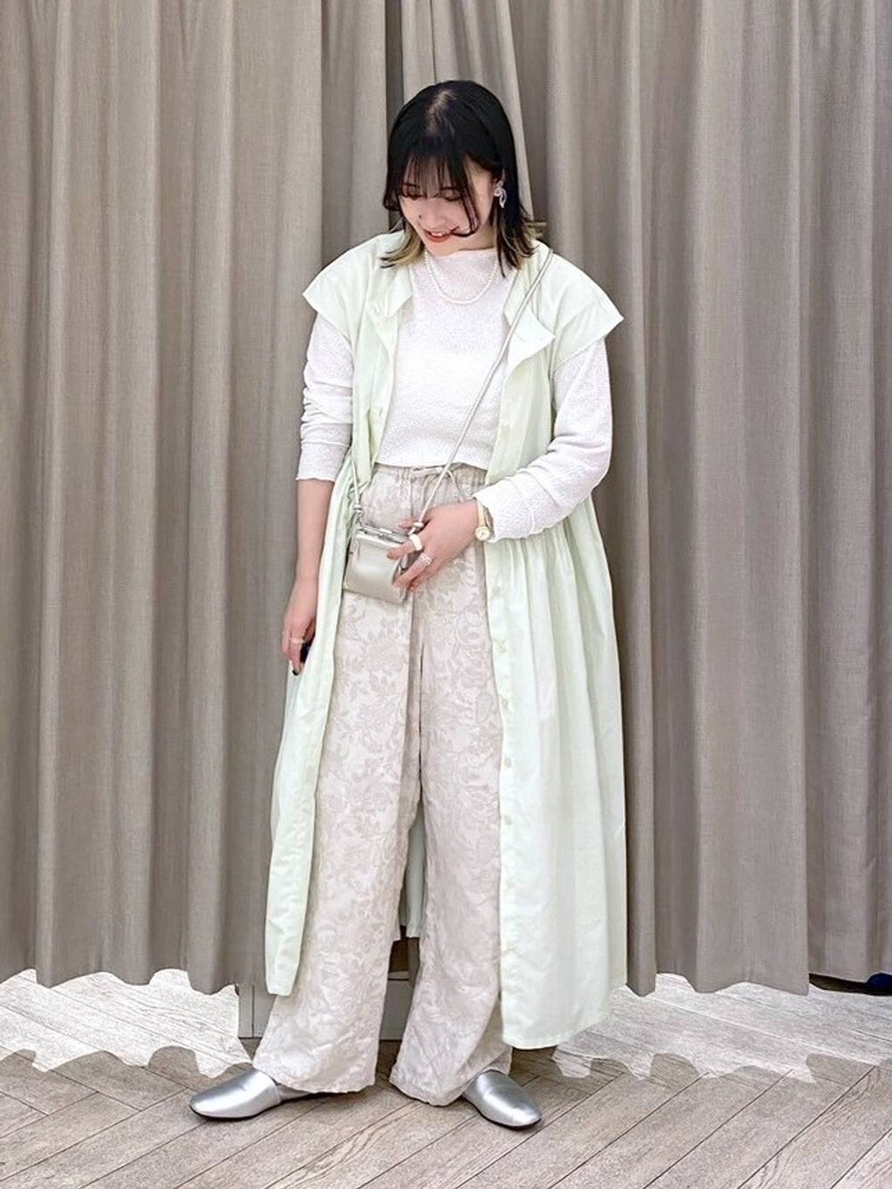 ホワイト系のTシャツ/カットソー、その他のパンプス、グリーン系のワンピースを着用したレディースの夏コーディネートの9枚目の写真