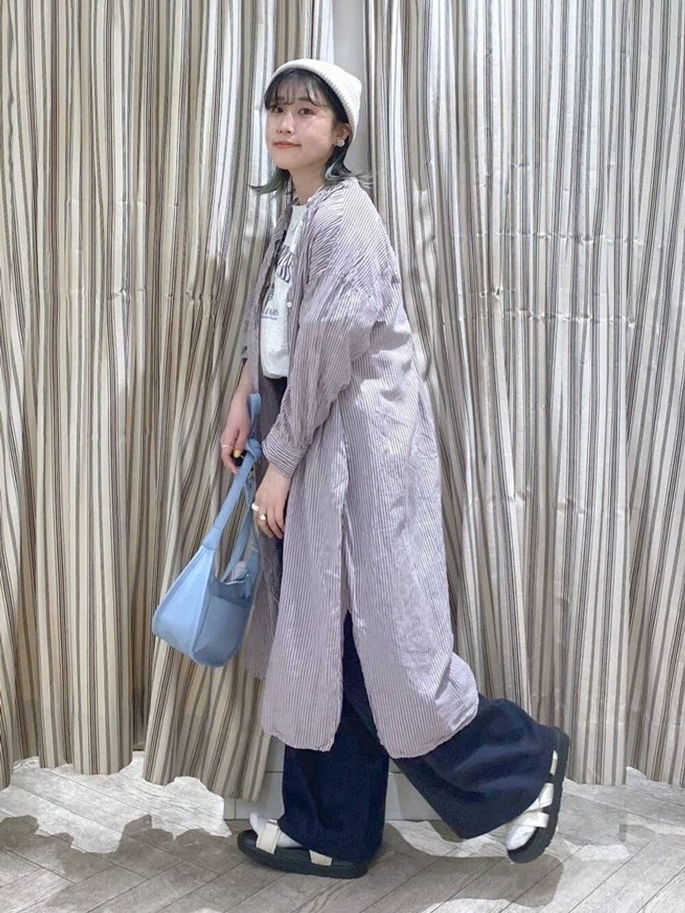 ベージュ系のサンダル、その他のTシャツ/カットソー、ブルー系のチノパンツを着用したレディースの春コーディネートの3枚目の写真