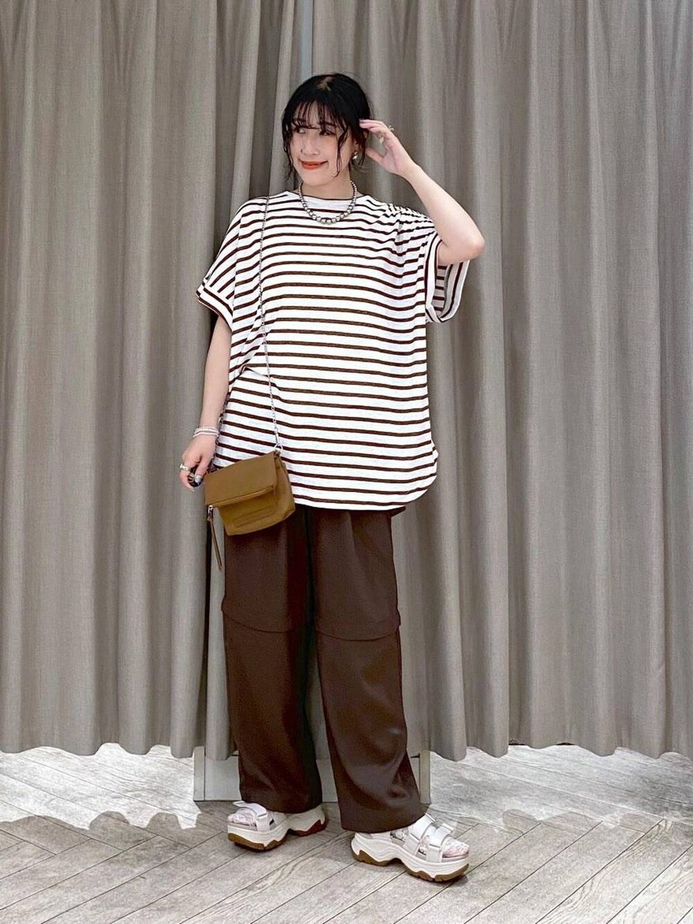 ブラウン系のテーラードジャケット、ブラウン系のその他パンツ、その他のTシャツ/カットソーを着用したレディースの夏コーディネートの4枚目の写真