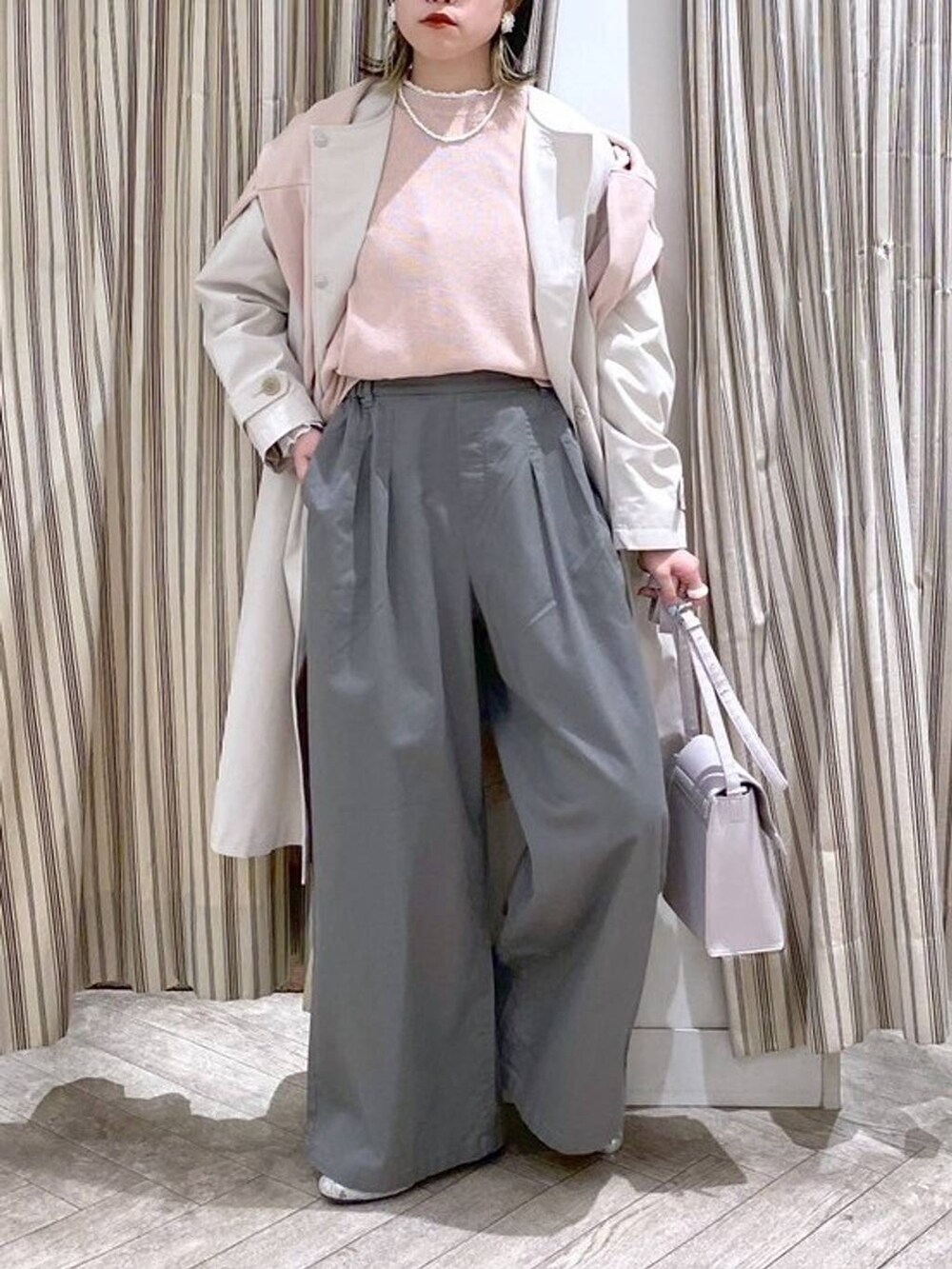 ホワイト系のシャツ/ブラウス、ピンク系のニット/セーター、ピンク系のカーディガン/ボレロを着用したレディースの春コーディネートの5枚目の写真