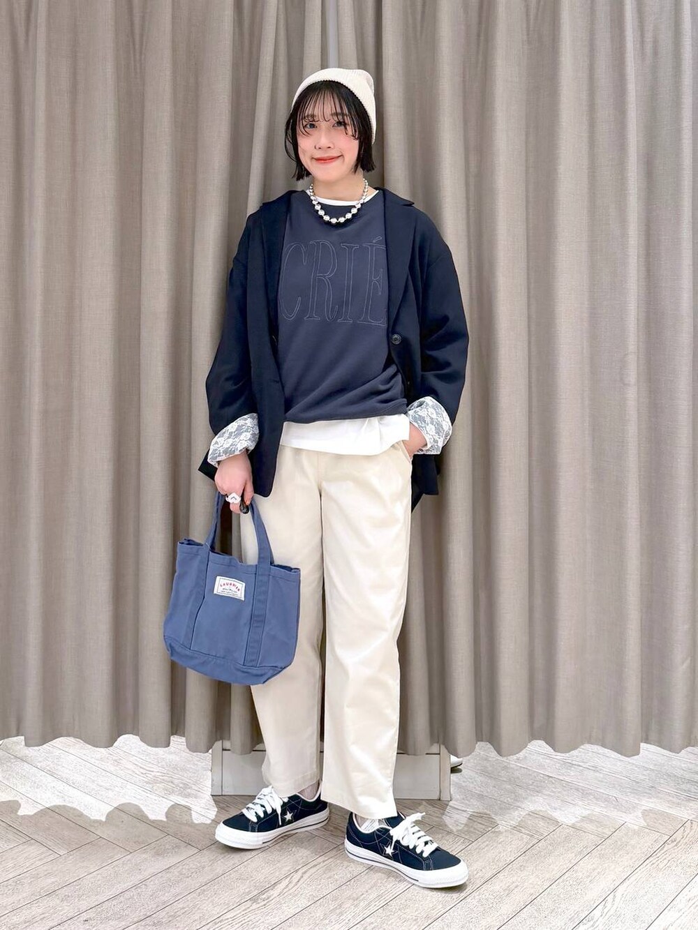 ブルー系のトートバッグ、ブルー系のスニーカー、ベージュ系のその他パンツを着用したレディースの春コーディネートの10枚目の写真