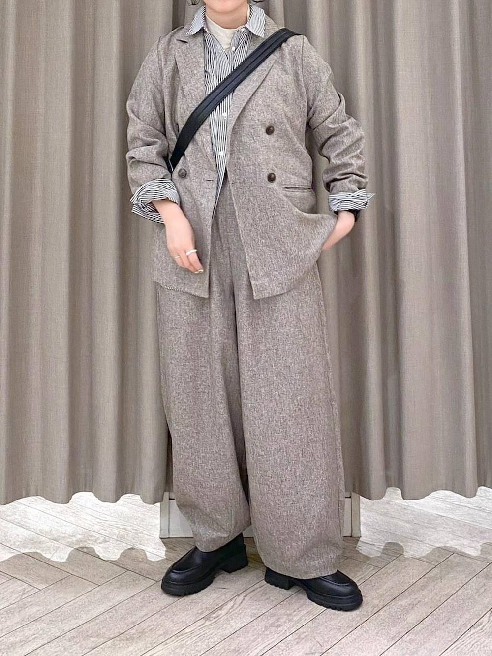 ブラック系のブーツ、ベージュ系のその他パンツ、ブラック系のシャツ/ブラウスを着用したレディースの冬コーディネートの6枚目の写真