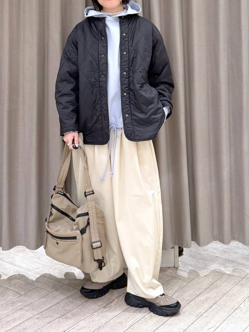 その他のブルゾン、ホワイト系のTシャツ/カットソー、ベージュ系のその他パンツを着用したレディースの冬コーディネートの8枚目の写真