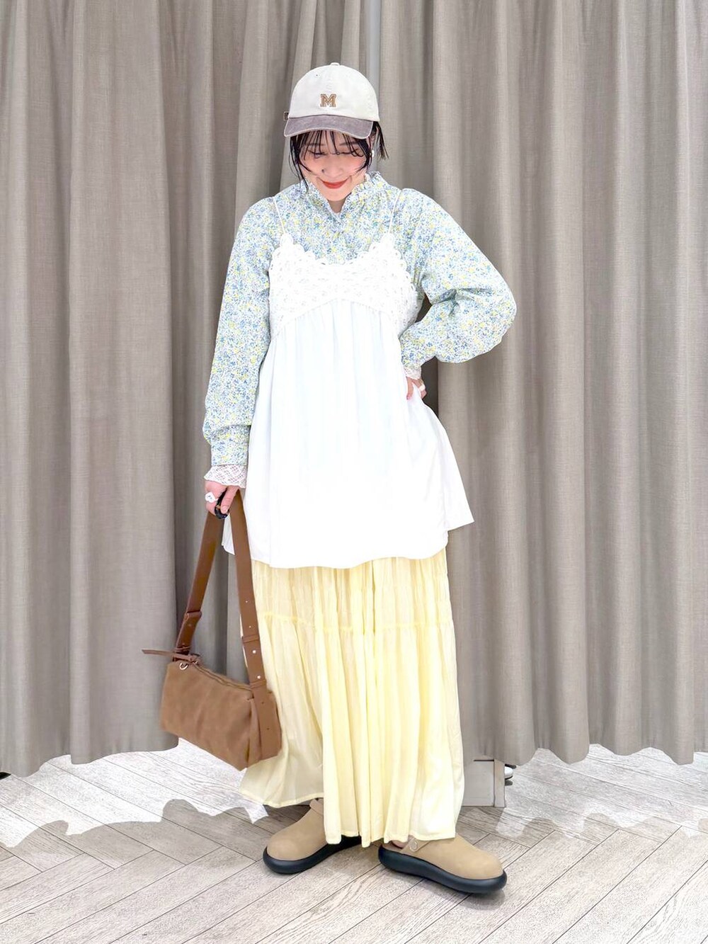 ベージュ系のサンダル、イエロー系のスカート、その他のシャツ/ブラウスを着用したレディースの春コーディネートの3枚目の写真
