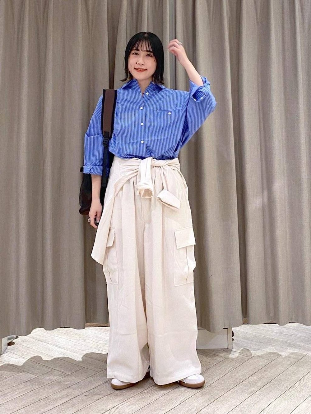 ホワイト系のスニーカー、ベージュ系のその他パンツ、ベージュ系のシャツ/ブラウスを着用したレディースの秋コーディネートの8枚目の写真