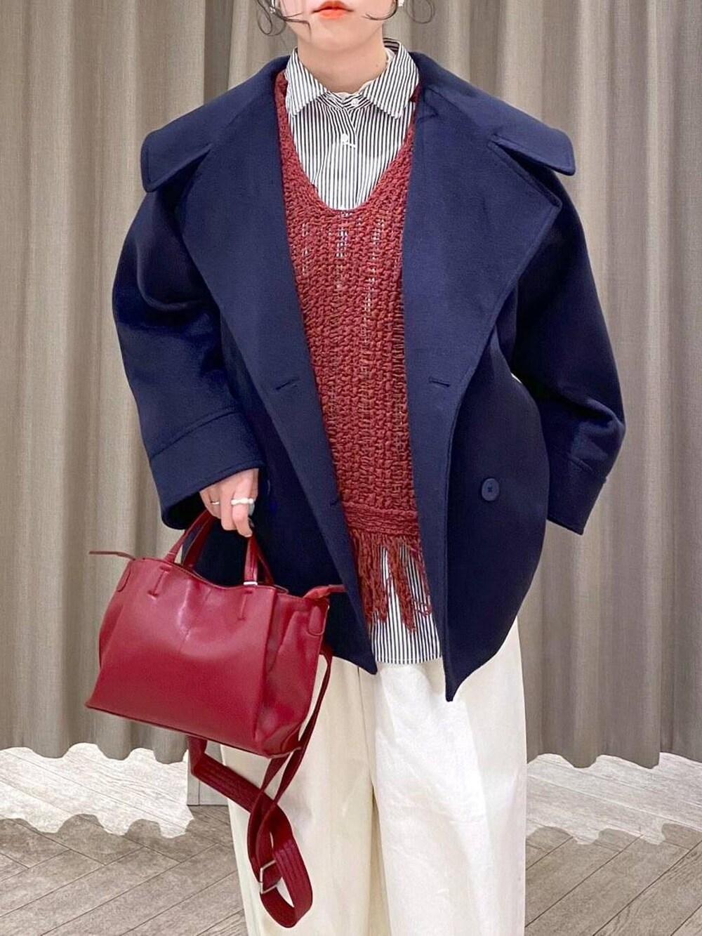 ホワイト系のその他パンツ、ブラウン系のベスト、ブラック系のブーツを着用したレディースの冬コーディネートの5枚目の写真