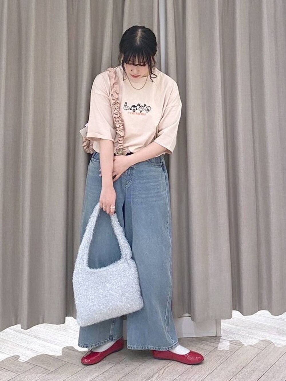 ピンク系のTシャツ/カットソー、ブルー系のデニムパンツ、その他のトートバッグを着用したレディースの夏コーディネートの2枚目の写真