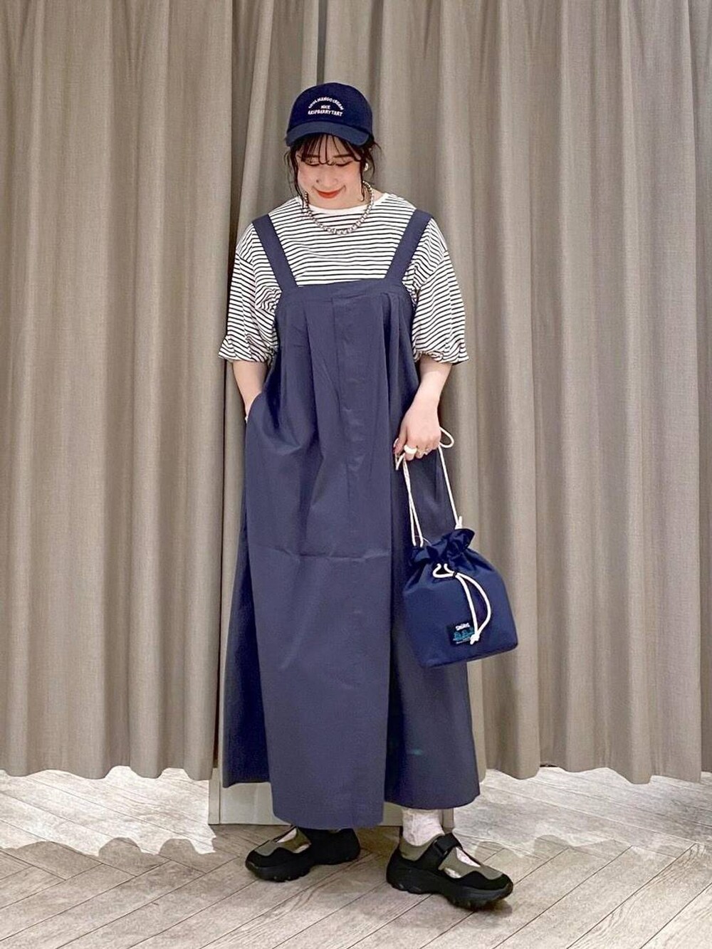 ブルー系のジャンパースカート、その他のTシャツ/カットソー、ブルー系のトートバッグを着用したレディースの夏コーディネートの8枚目の写真