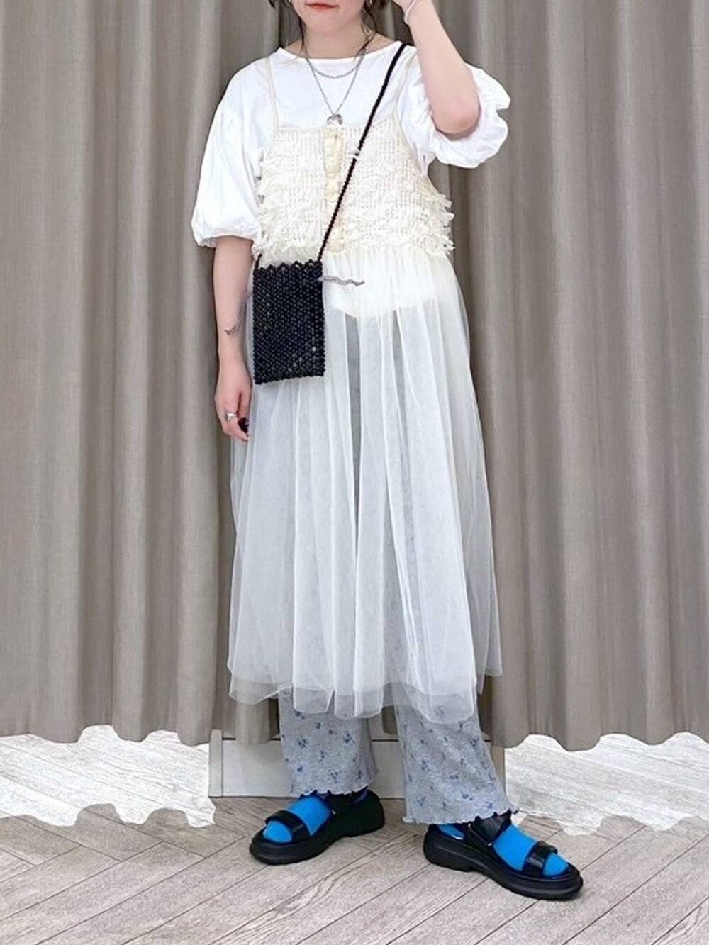 ブラック系のサンダル、その他のその他パンツ、ホワイト系のTシャツ/カットソーを着用したレディースの夏コーディネートの7枚目の写真