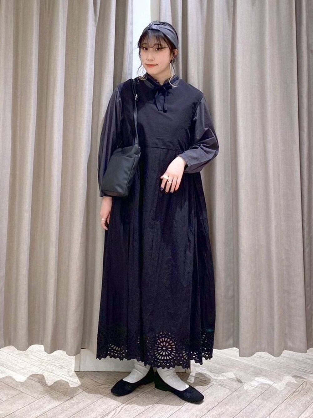 ブラック系のワンピース、ブラック系のシャツ/ブラウス、ブラック系のパンプスを着用したレディースの春コーディネートの6枚目の写真
