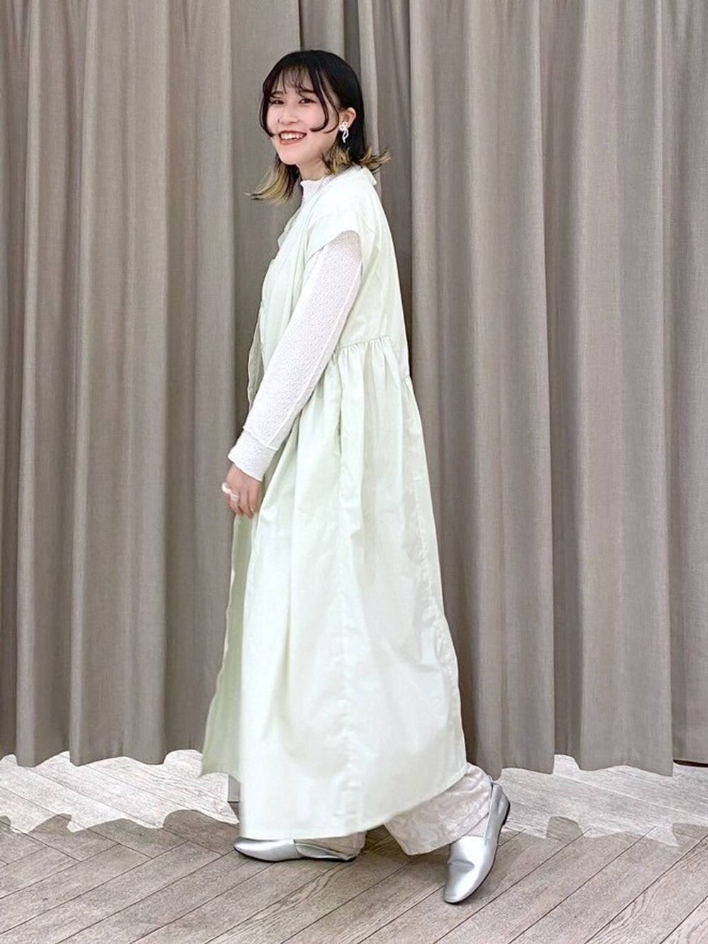 ホワイト系のTシャツ/カットソー、その他のパンプス、グリーン系のワンピースを着用したレディースの夏コーディネートの2枚目の写真