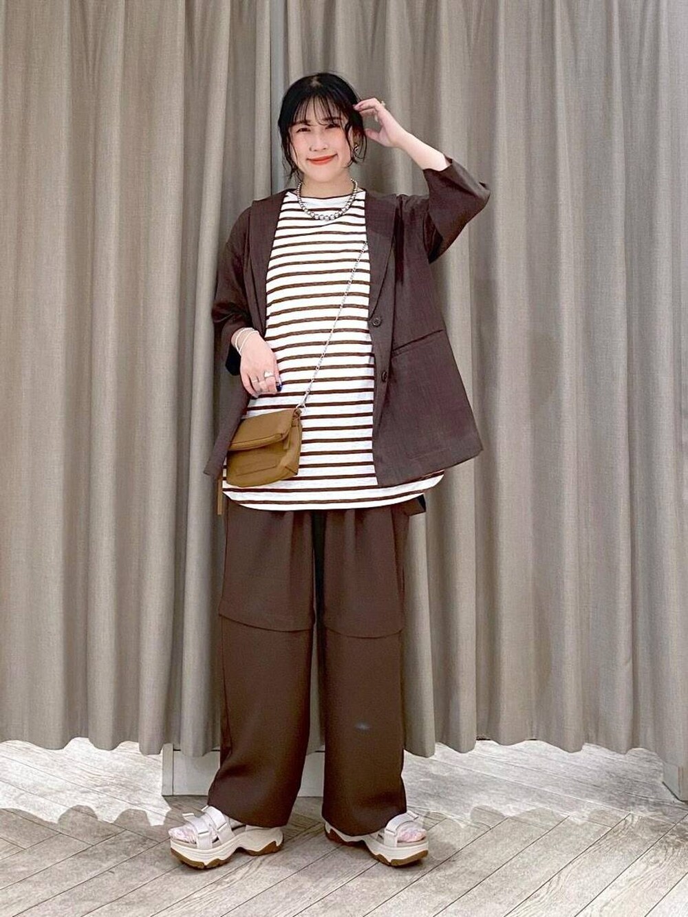 ブラウン系のテーラードジャケット、ブラウン系のその他パンツ、その他のTシャツ/カットソーを着用したレディースの夏コーディネートの8枚目の写真
