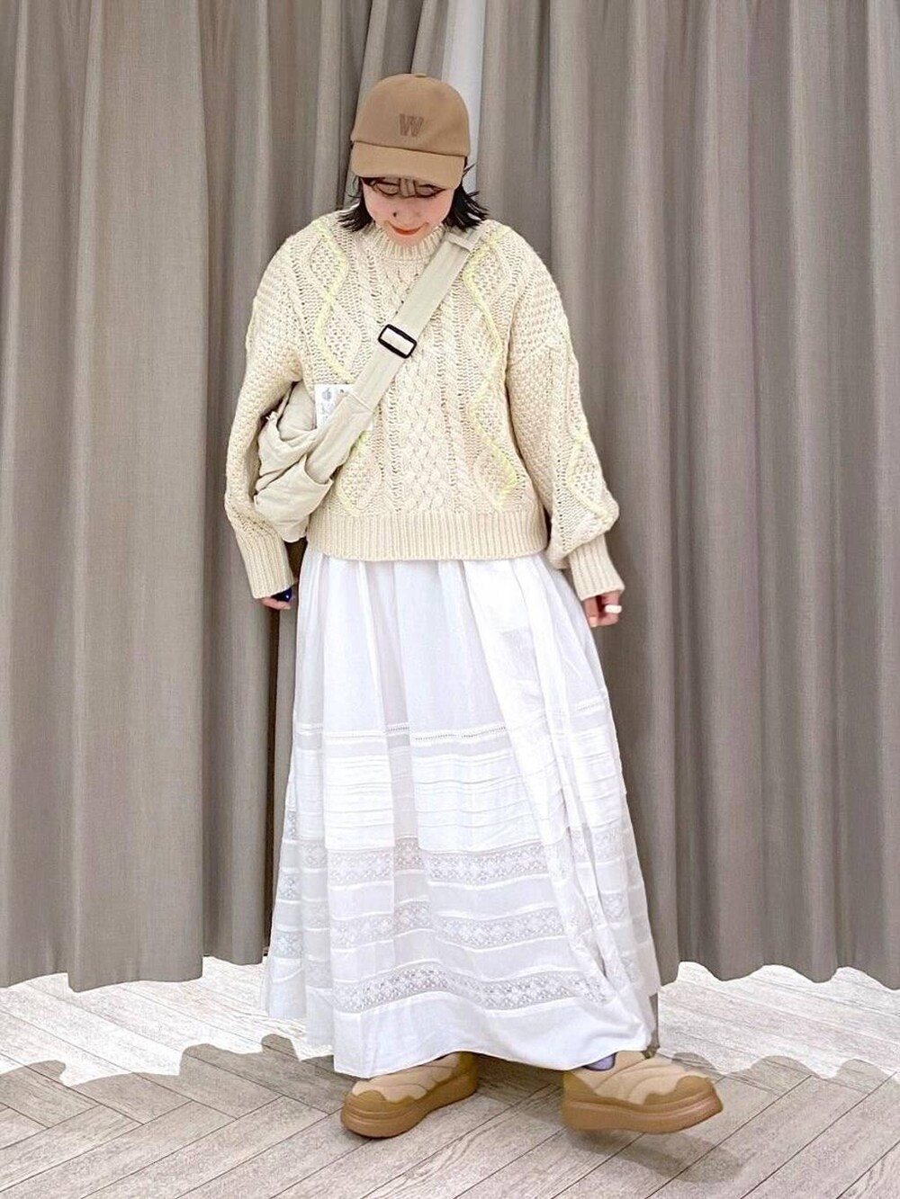 ホワイト系のTシャツ/カットソー、ベージュ系のニット/セーター、ホワイト系のスカートを着用したレディースの秋コーディネートの8枚目の写真