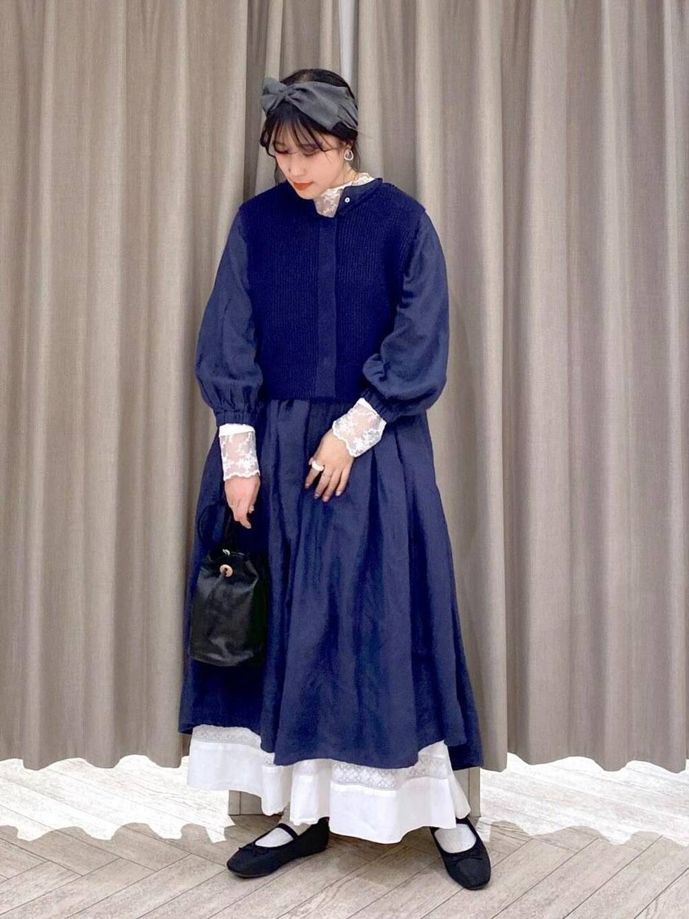 ブラック系のバレエシューズ、ブラック系のショルダーバッグ、ホワイト系のTシャツ/カットソーを着用したレディースの秋コーディネートの10枚目の写真