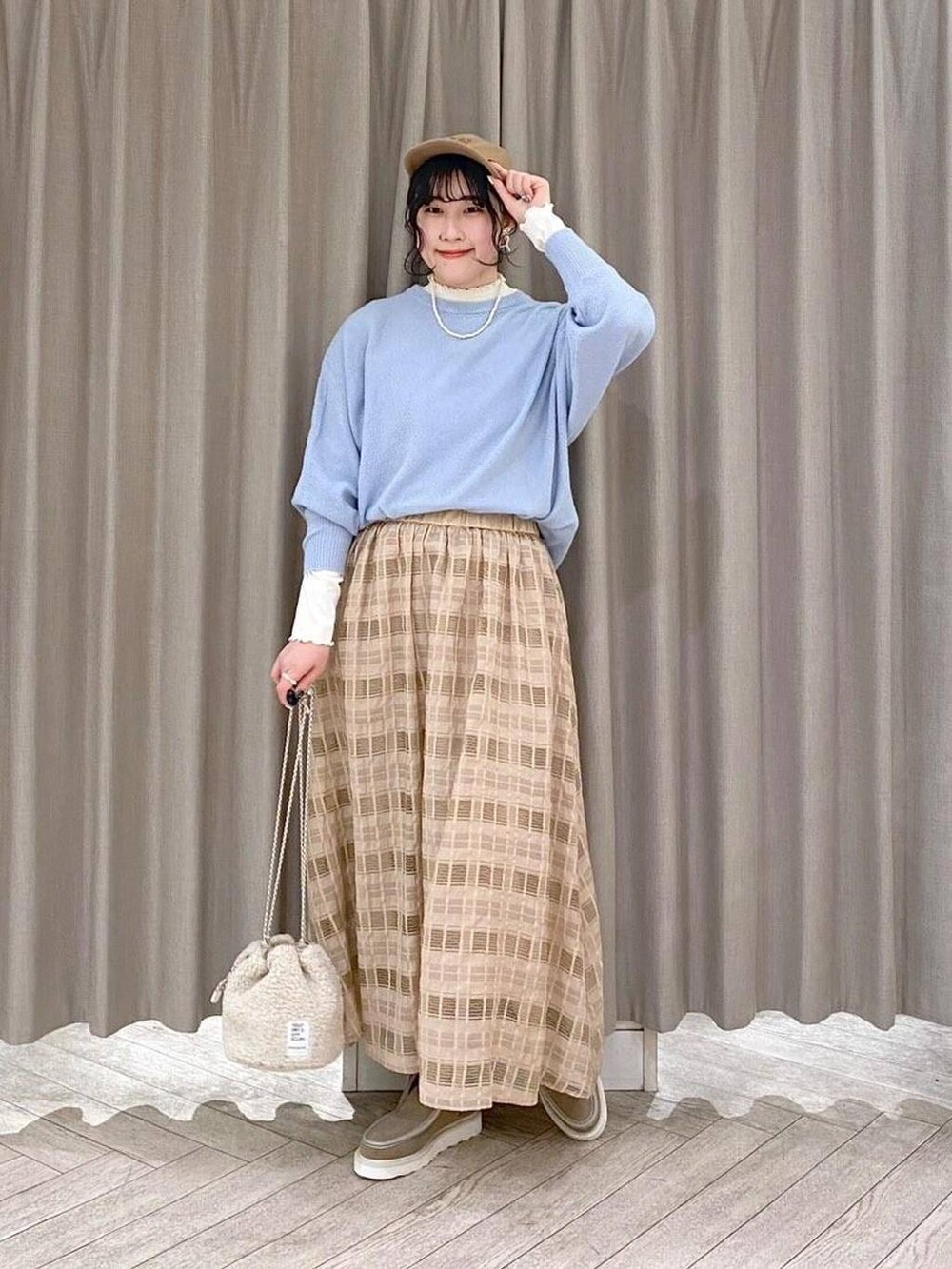 ベージュ系のブルゾン、ホワイト系のTシャツ/カットソー、ベージュ系のハンドバッグを着用したレディースの冬コーディネートの9枚目の写真