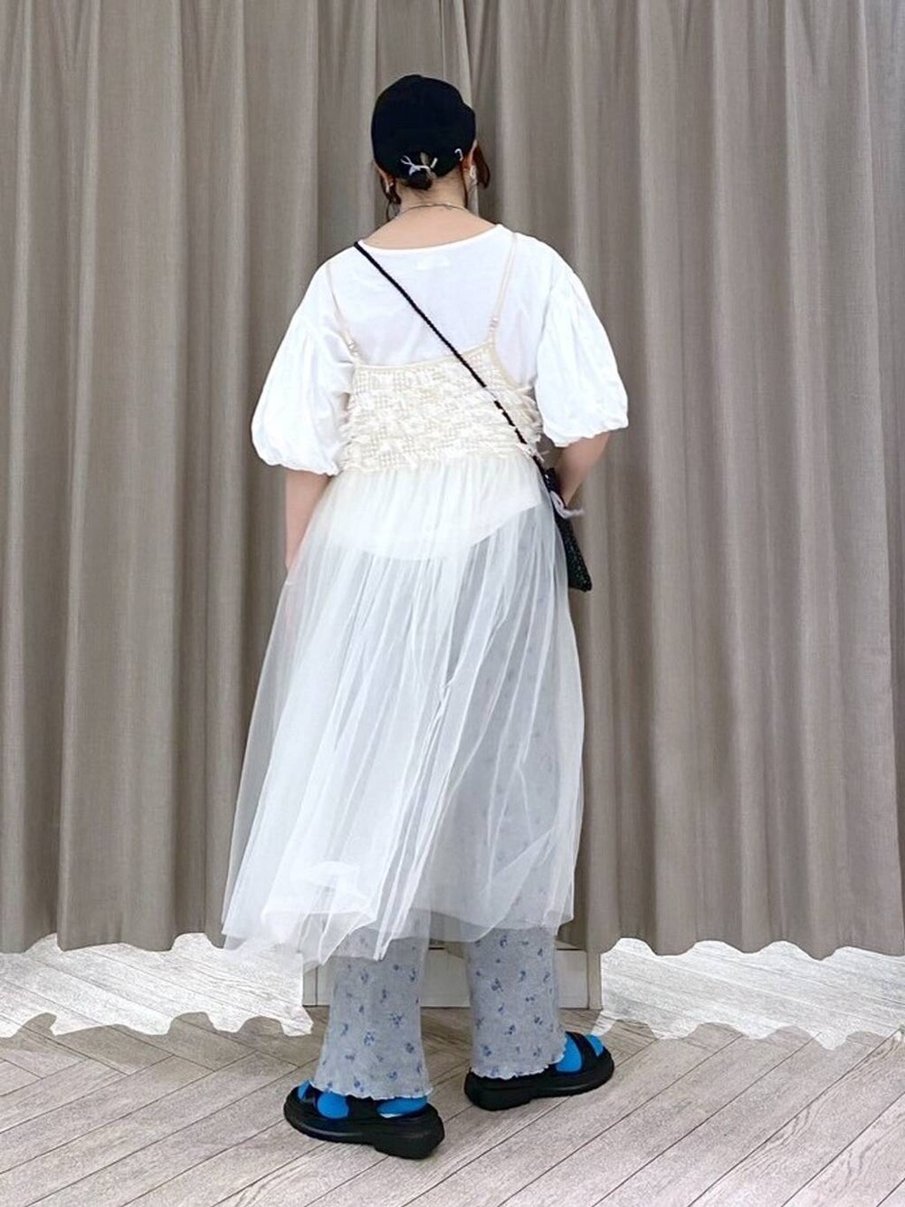 ブラック系のサンダル、その他のその他パンツ、ホワイト系のTシャツ/カットソーを着用したレディースの夏コーディネートの6枚目の写真