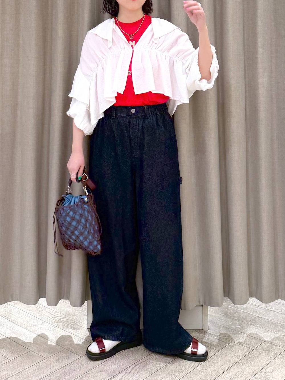 ブラウン系のショルダーバッグ、ブルー系のその他パンツ、レッド系のサンダルを着用したレディースの春コーディネートの5枚目の写真