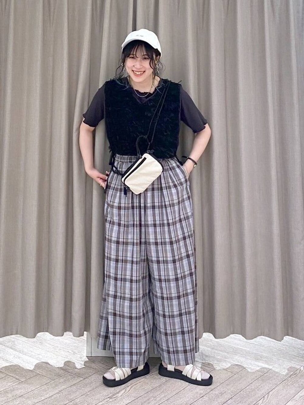 その他のその他パンツ、ホワイト系のサンダル、その他のTシャツ/カットソーを着用したレディースの夏コーディネートの7枚目の写真