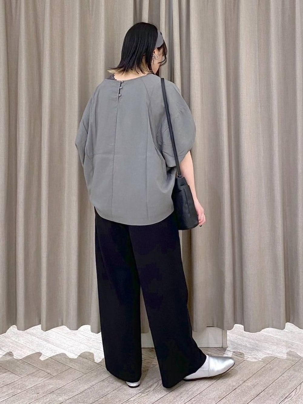 ブラック系のその他パンツ、その他のシャツ/ブラウス、その他のタンクトップを着用したレディースの夏コーディネートの5枚目の写真