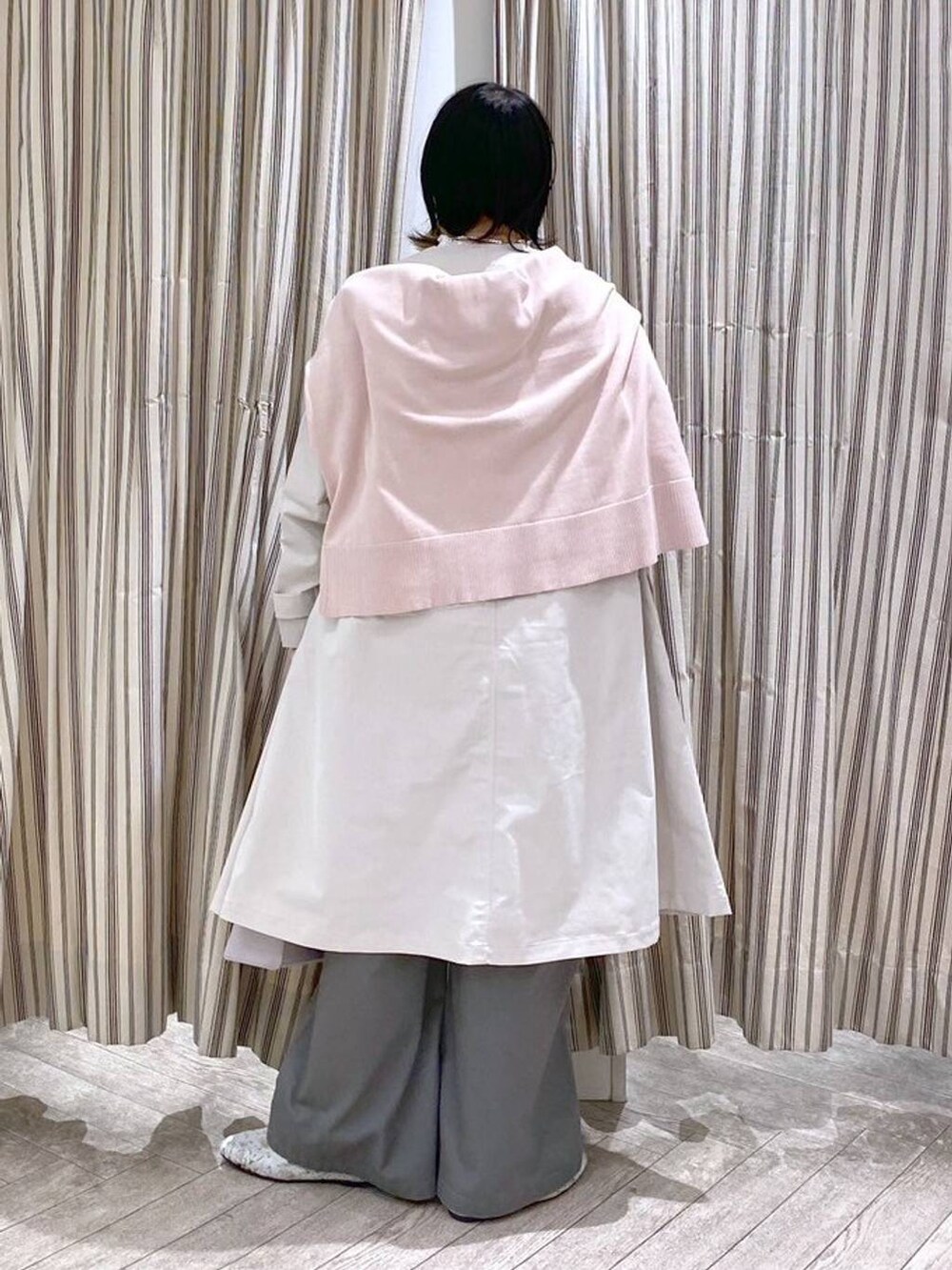 ホワイト系のシャツ/ブラウス、ピンク系のニット/セーター、ピンク系のカーディガン/ボレロを着用したレディースの春コーディネートの9枚目の写真