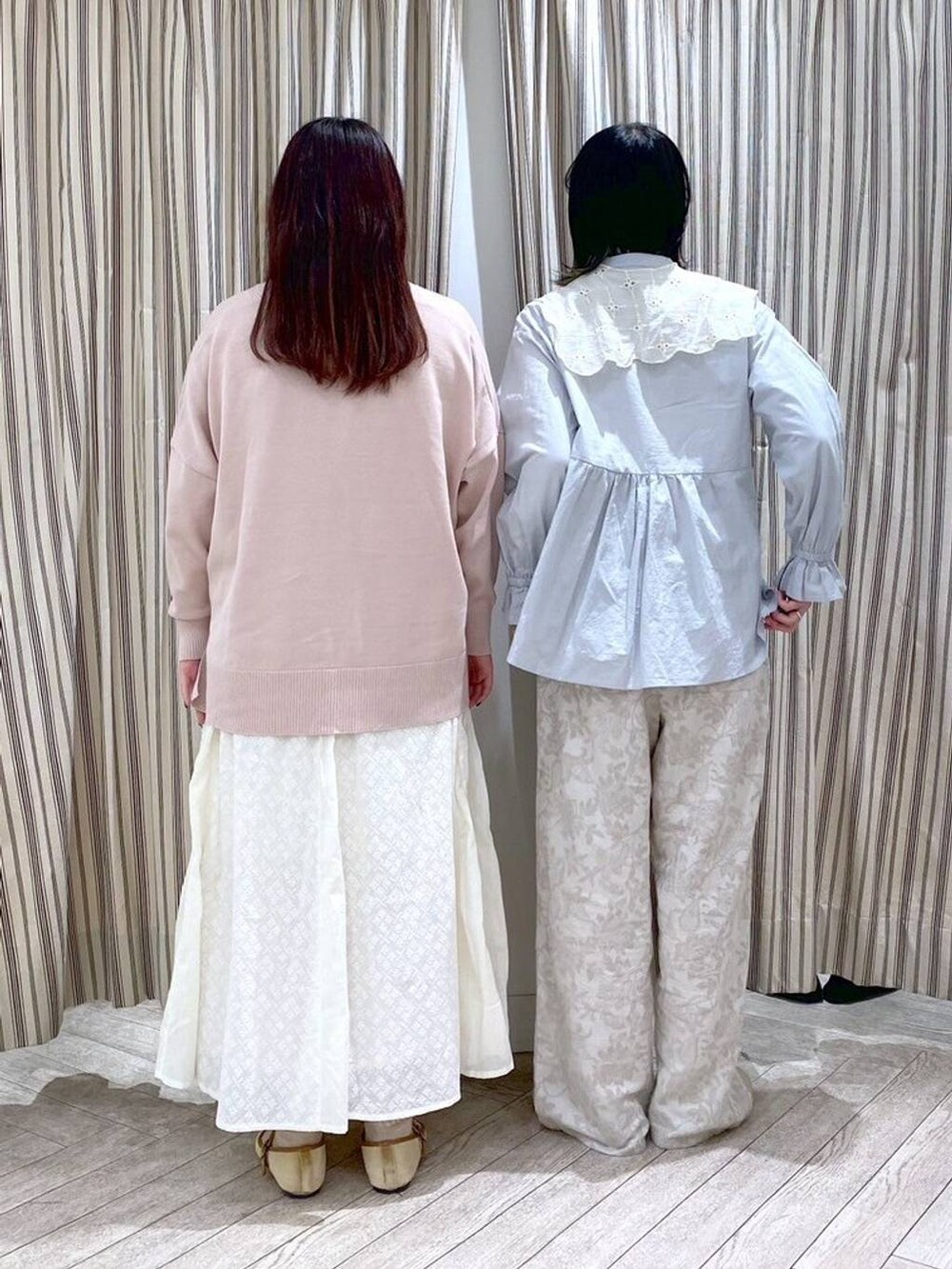 イエロー系のパンプス、ピンク系のカーディガン/ボレロ、ブルー系のビジネスシャツを着用したレディースの冬コーディネートの4枚目の写真