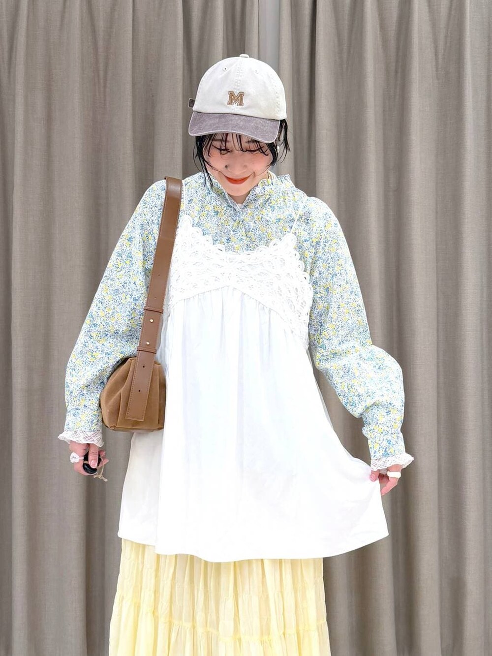 ベージュ系のサンダル、イエロー系のスカート、その他のシャツ/ブラウスを着用したレディースの春コーディネートの6枚目の写真