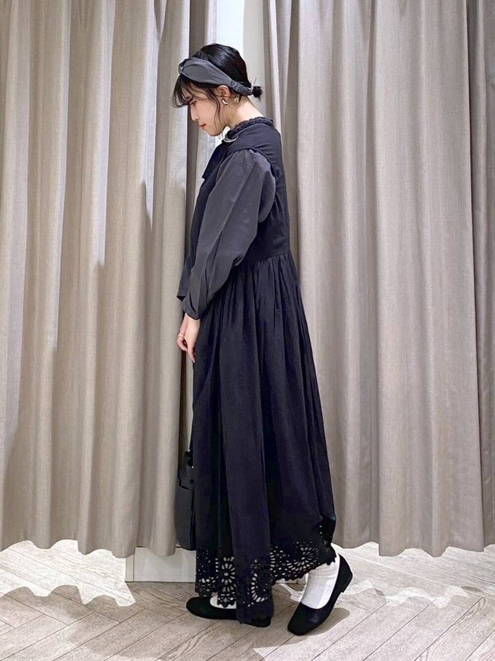 ブラック系のワンピース、ブラック系のシャツ/ブラウス、ブラック系のパンプスを着用したレディースの春コーディネートの7枚目の写真