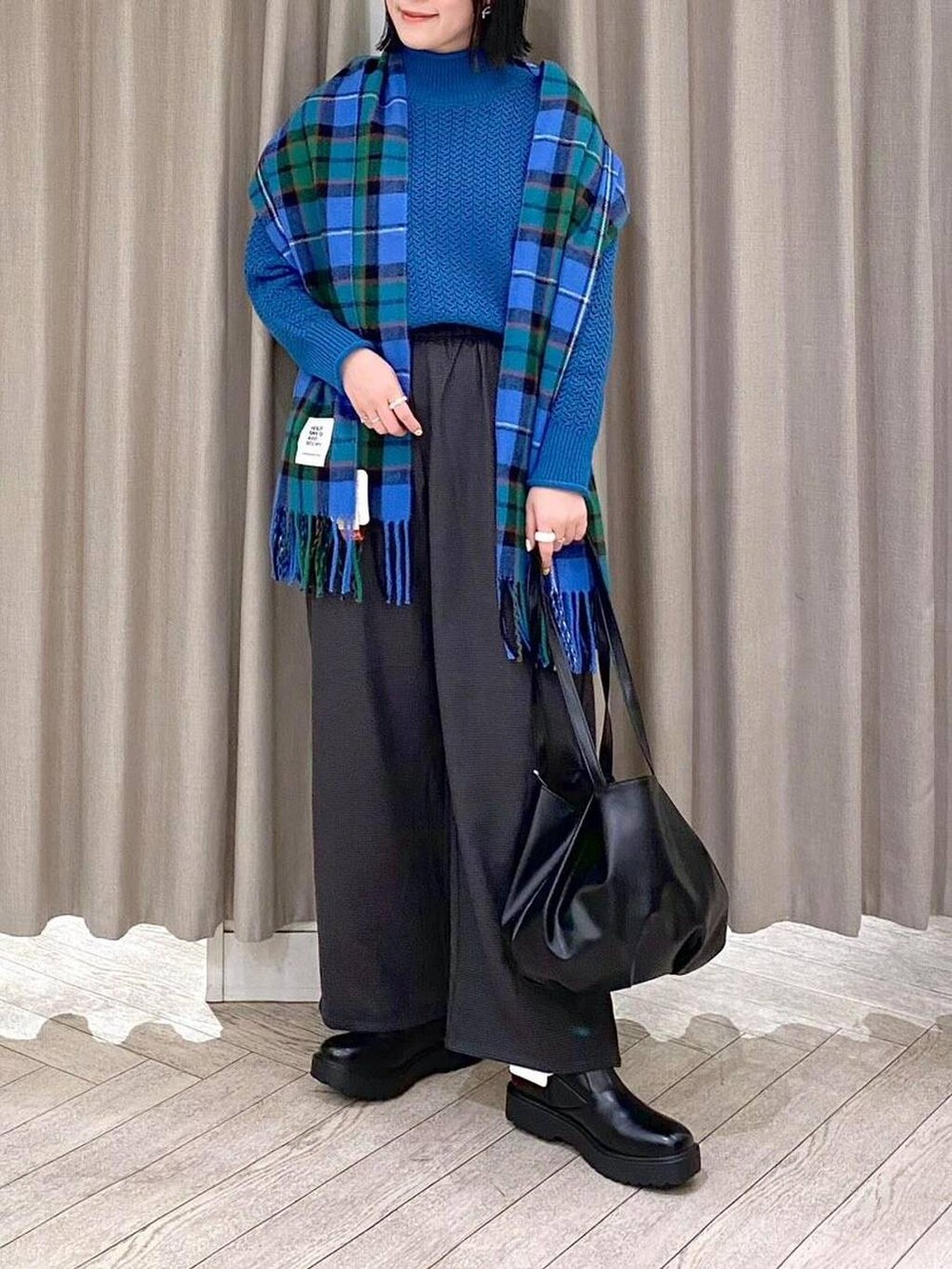 その他のその他パンツ、ブラック系のブーツ、ブラック系のブルゾンを着用したレディースの冬コーディネートの8枚目の写真