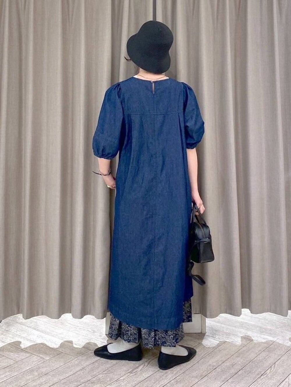 ブラック系のショルダーバッグ、ホワイト系のタンクトップ、ブルー系のワンピースを着用したレディースの夏コーディネートの7枚目の写真