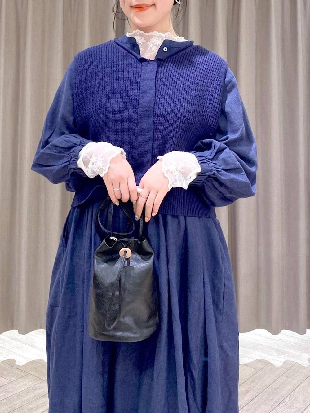 ブラック系のバレエシューズ、ブラック系のショルダーバッグ、ホワイト系のTシャツ/カットソーを着用したレディースの秋コーディネートの6枚目の写真