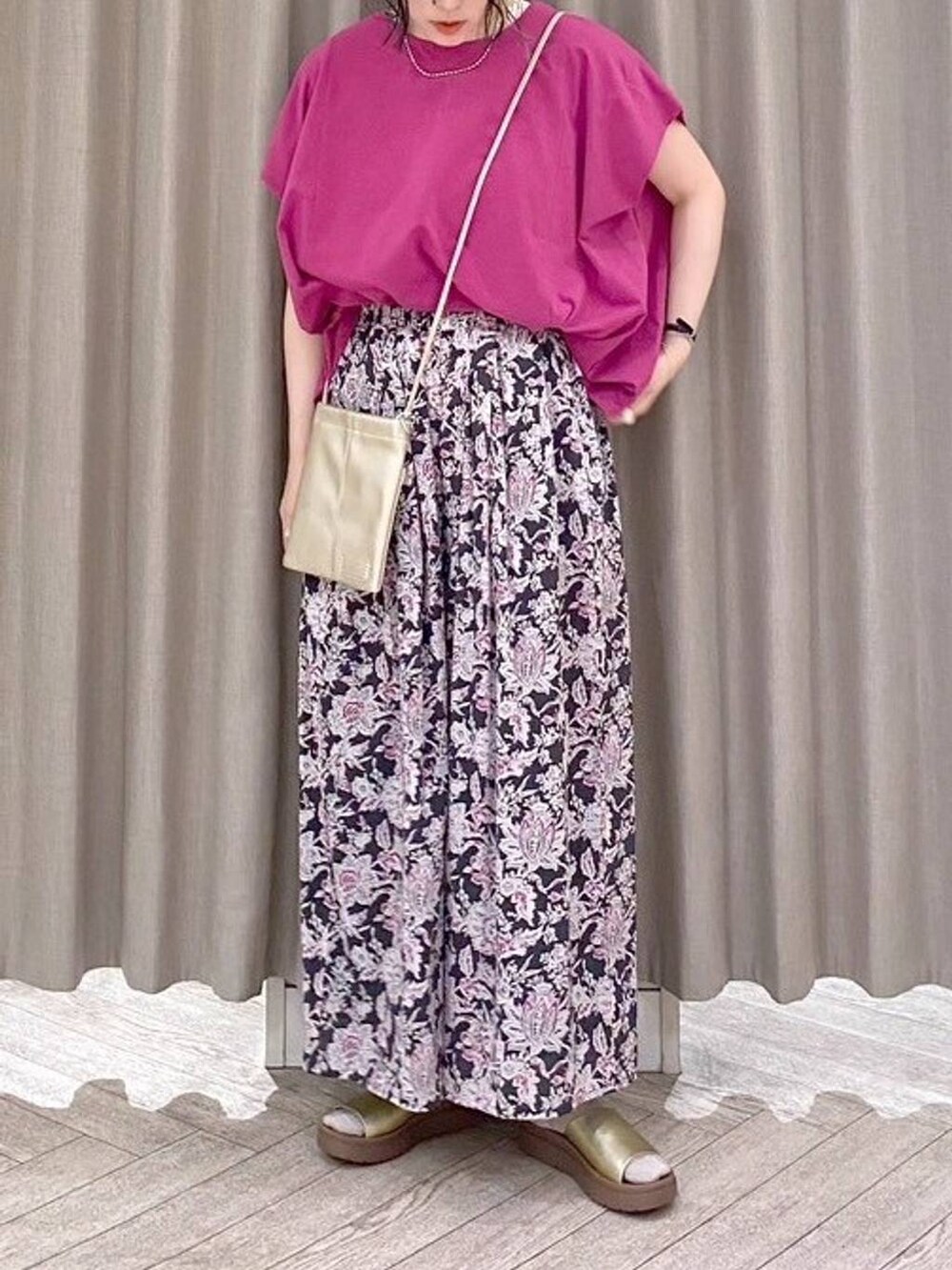 ベージュ系のタンクトップ、レッド系のその他パンツ、その他のサンダルを着用したレディースの夏コーディネートの8枚目の写真