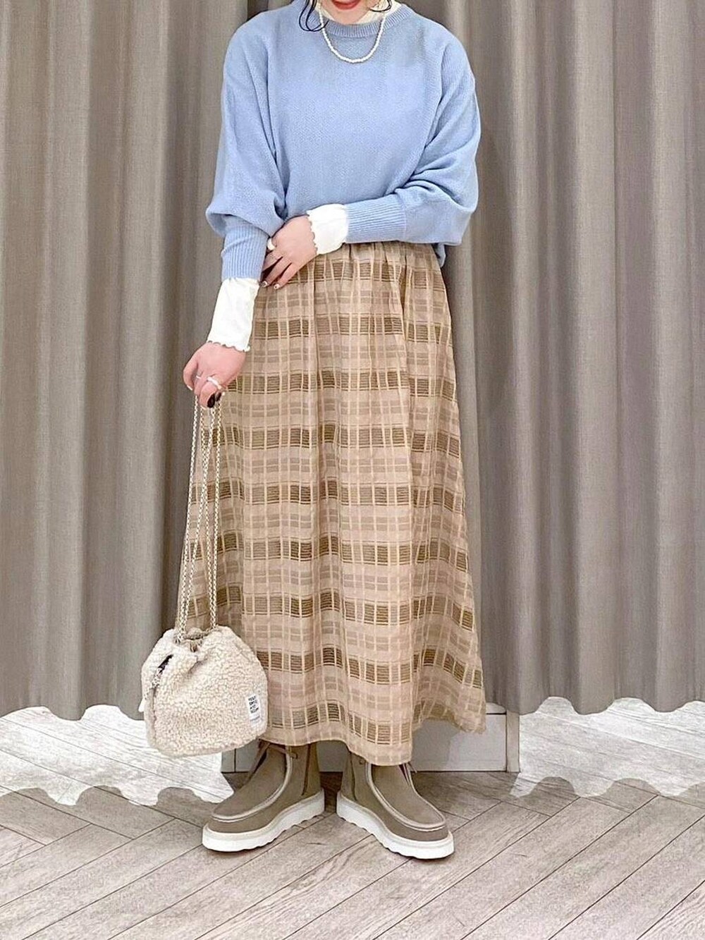 ベージュ系のブルゾン、ホワイト系のTシャツ/カットソー、ベージュ系のハンドバッグを着用したレディースの冬コーディネートの7枚目の写真