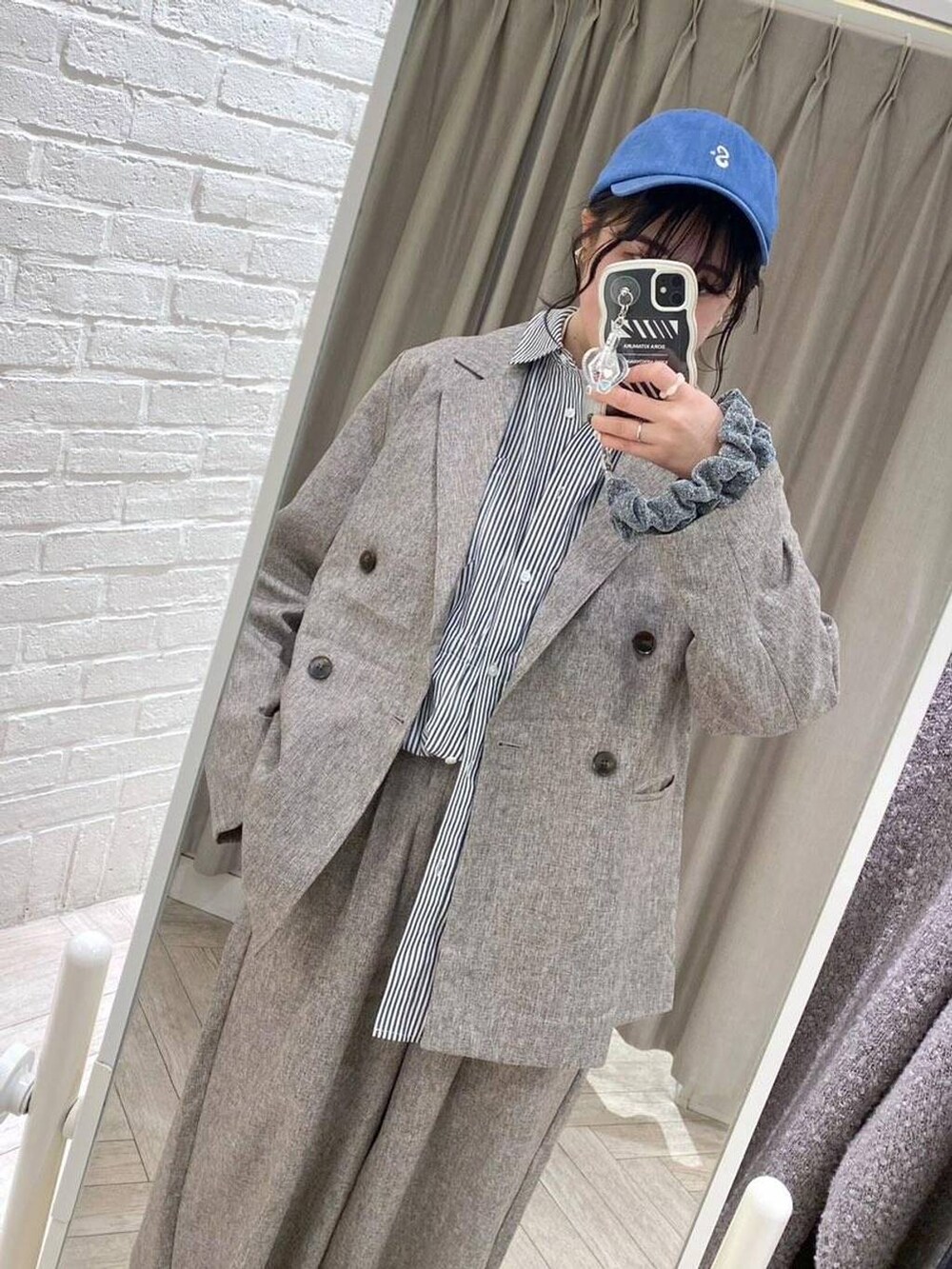 ブラック系のブーツ、ベージュ系のその他パンツ、ブラック系のシャツ/ブラウスを着用したレディースの冬コーディネートの5枚目の写真