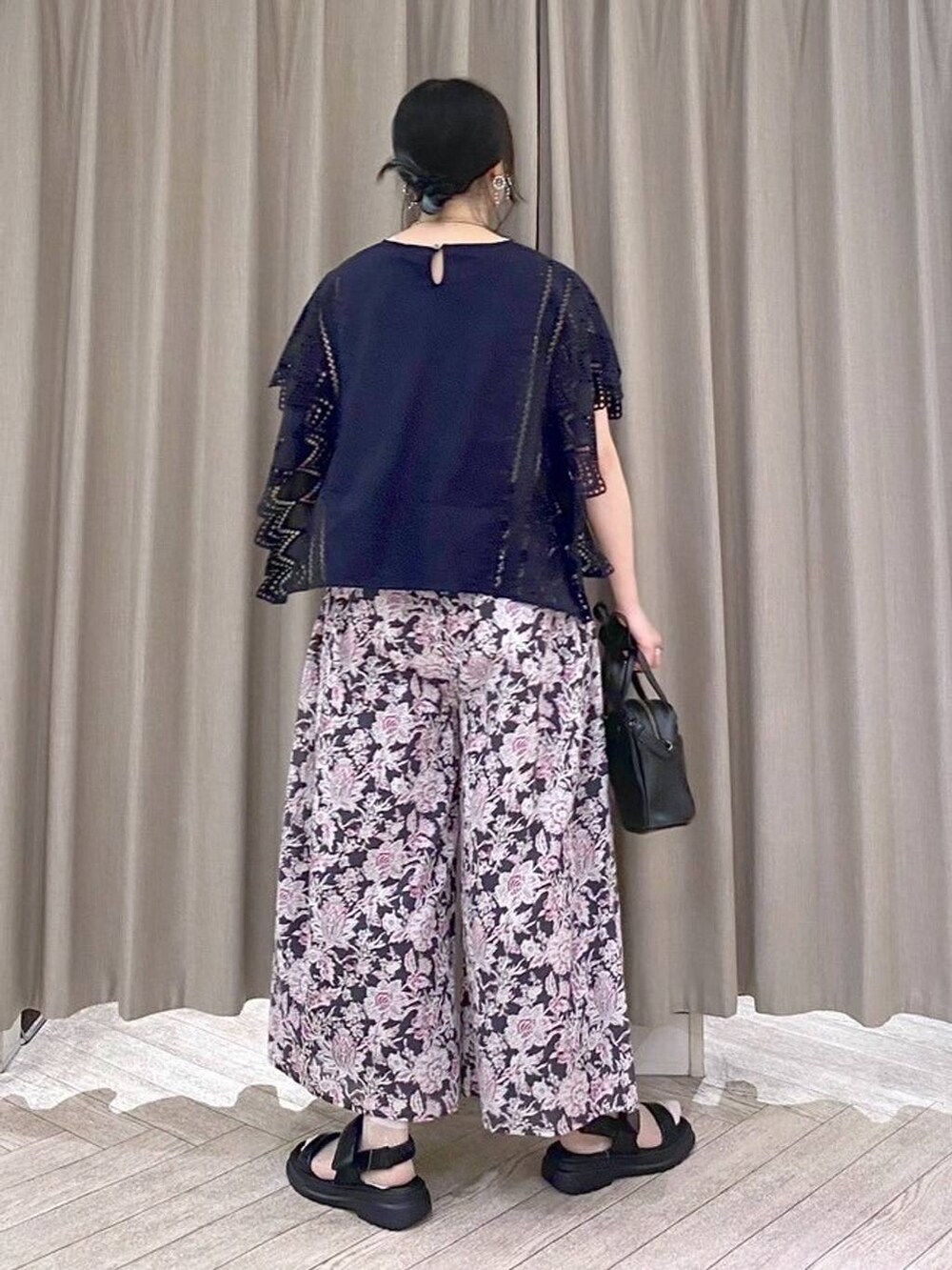 ブラック系のショルダーバッグ、ベージュ系のタンクトップ、レッド系のその他パンツを着用したレディースの夏コーディネートの5枚目の写真