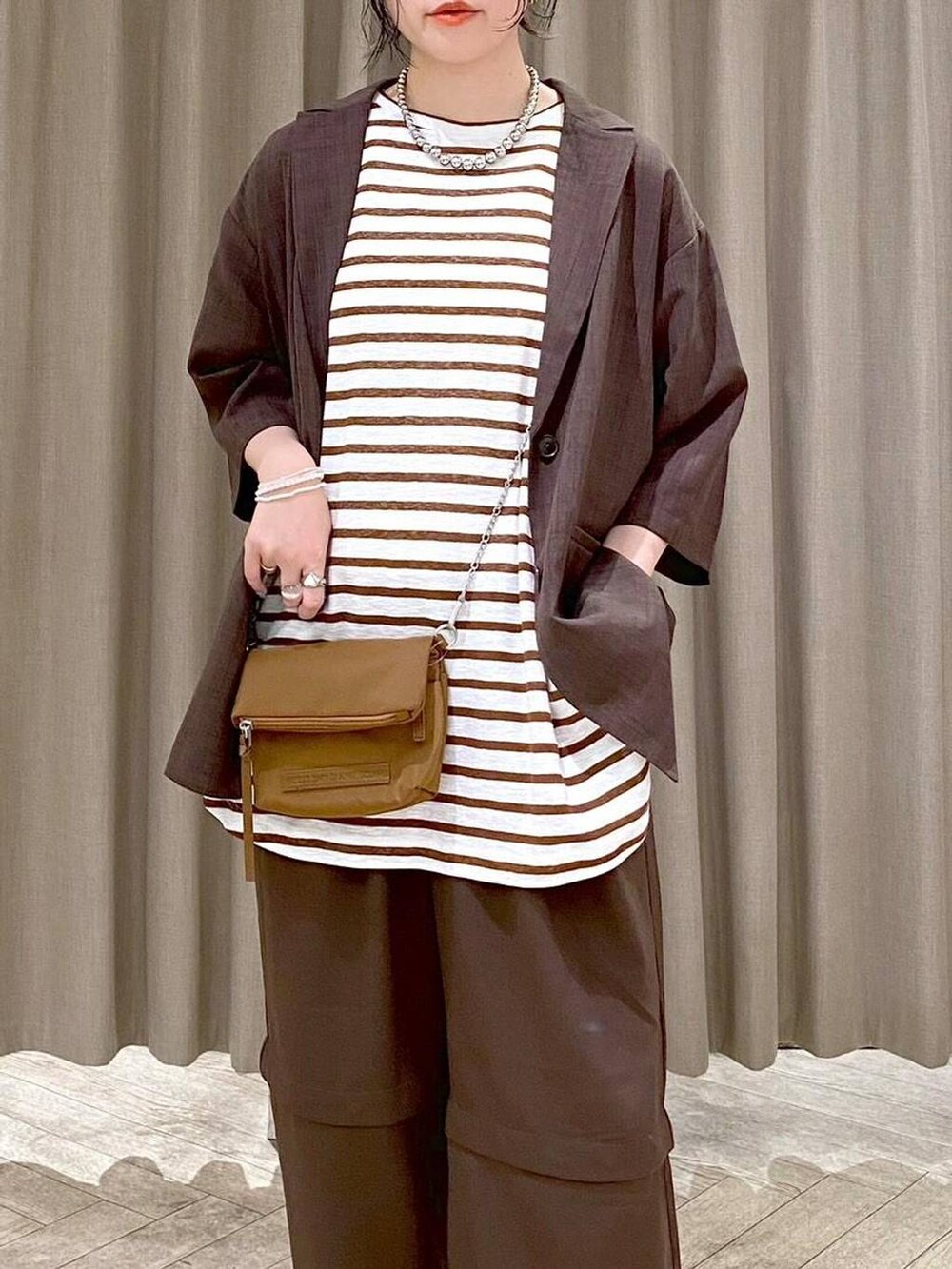 ブラウン系のテーラードジャケット、ブラウン系のその他パンツ、その他のTシャツ/カットソーを着用したレディースの夏コーディネートの6枚目の写真