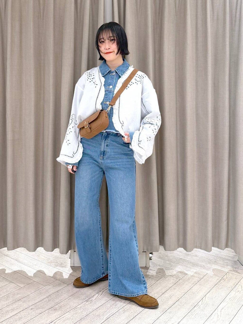 イエロー系のショルダーバッグ、イエロー系のローファー、ブルー系のデニムパンツを着用したレディースの春コーディネートの9枚目の写真