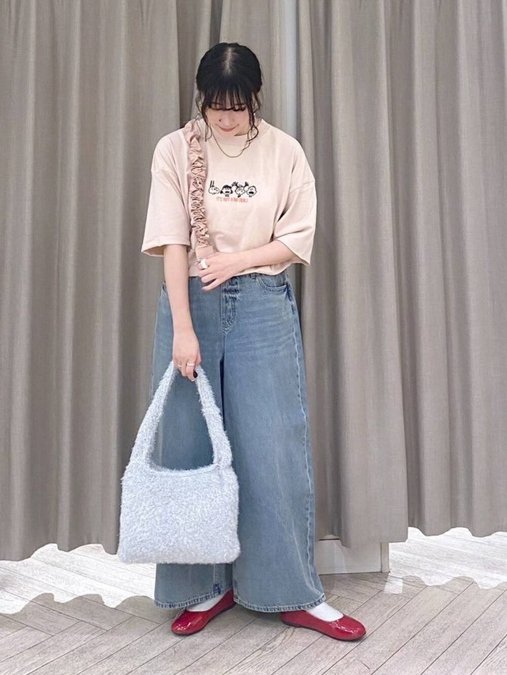 ピンク系のTシャツ/カットソー、ブルー系のデニムパンツ、その他のトートバッグを着用したレディースの夏コーディネートの7枚目の写真