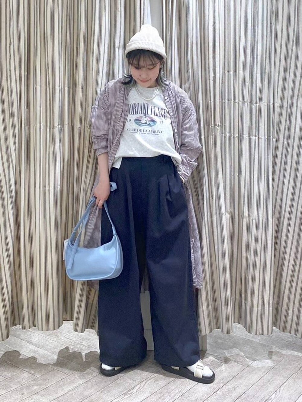 ベージュ系のサンダル、その他のTシャツ/カットソー、ブルー系のチノパンツを着用したレディースの春コーディネートの8枚目の写真