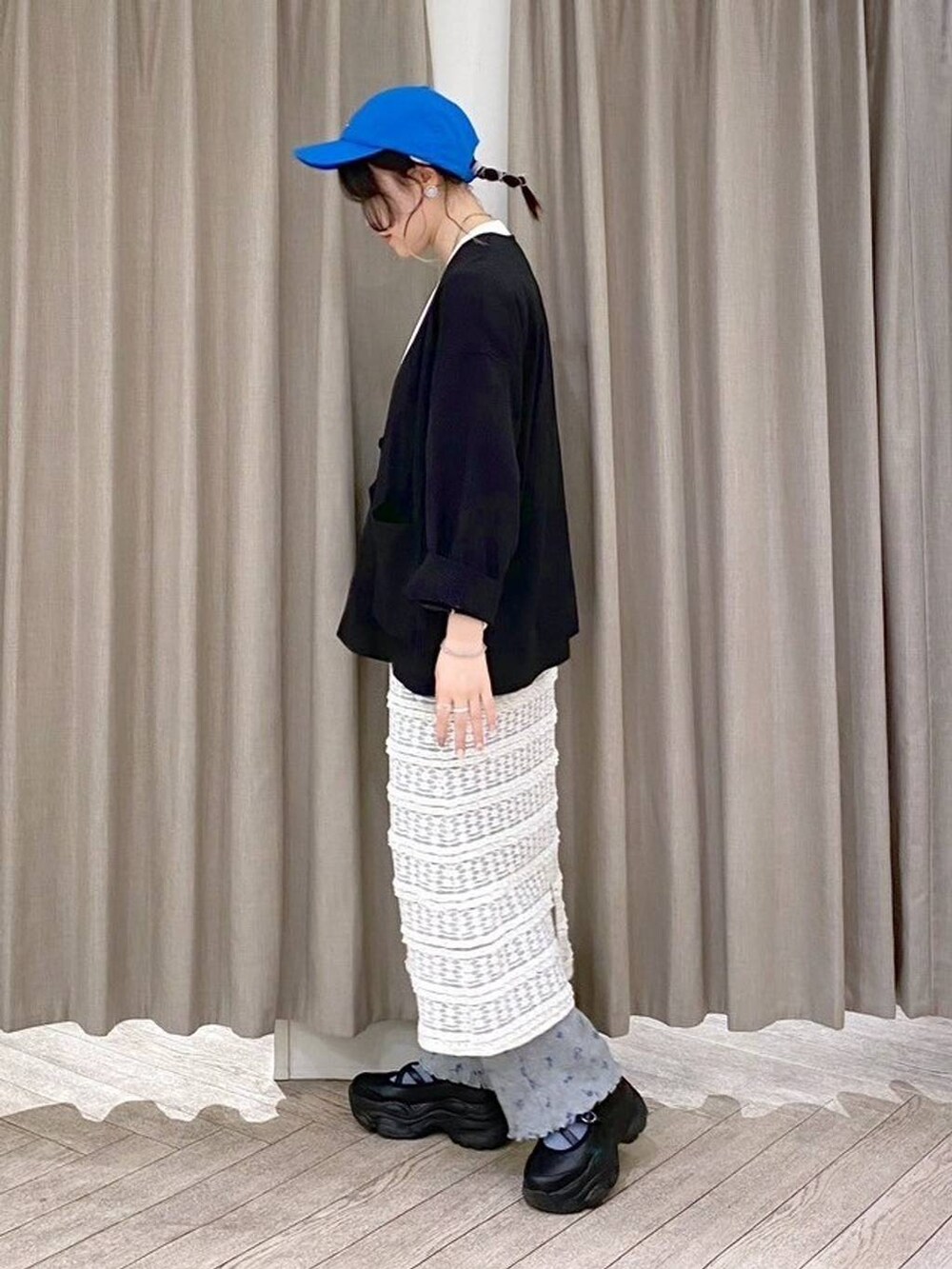 ブラック系のスニーカー、その他のTシャツ/カットソー、その他のその他パンツを着用したレディースの夏コーディネートの2枚目の写真