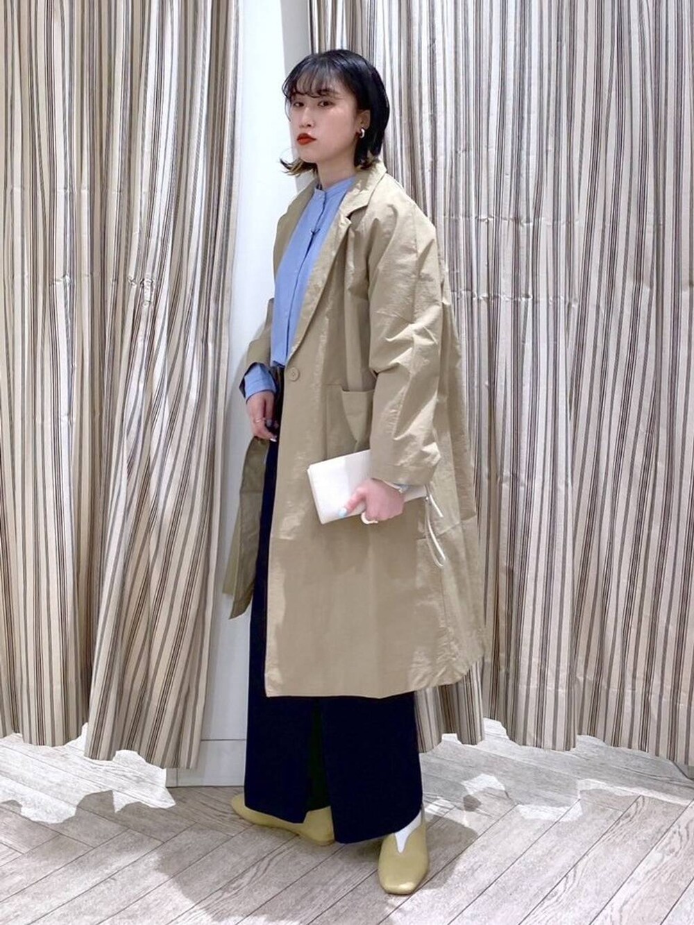 ベージュ系のナイロンジャケット、ブルー系のその他パンツ、イエロー系のパンプスを着用したレディースの春コーディネートの6枚目の写真