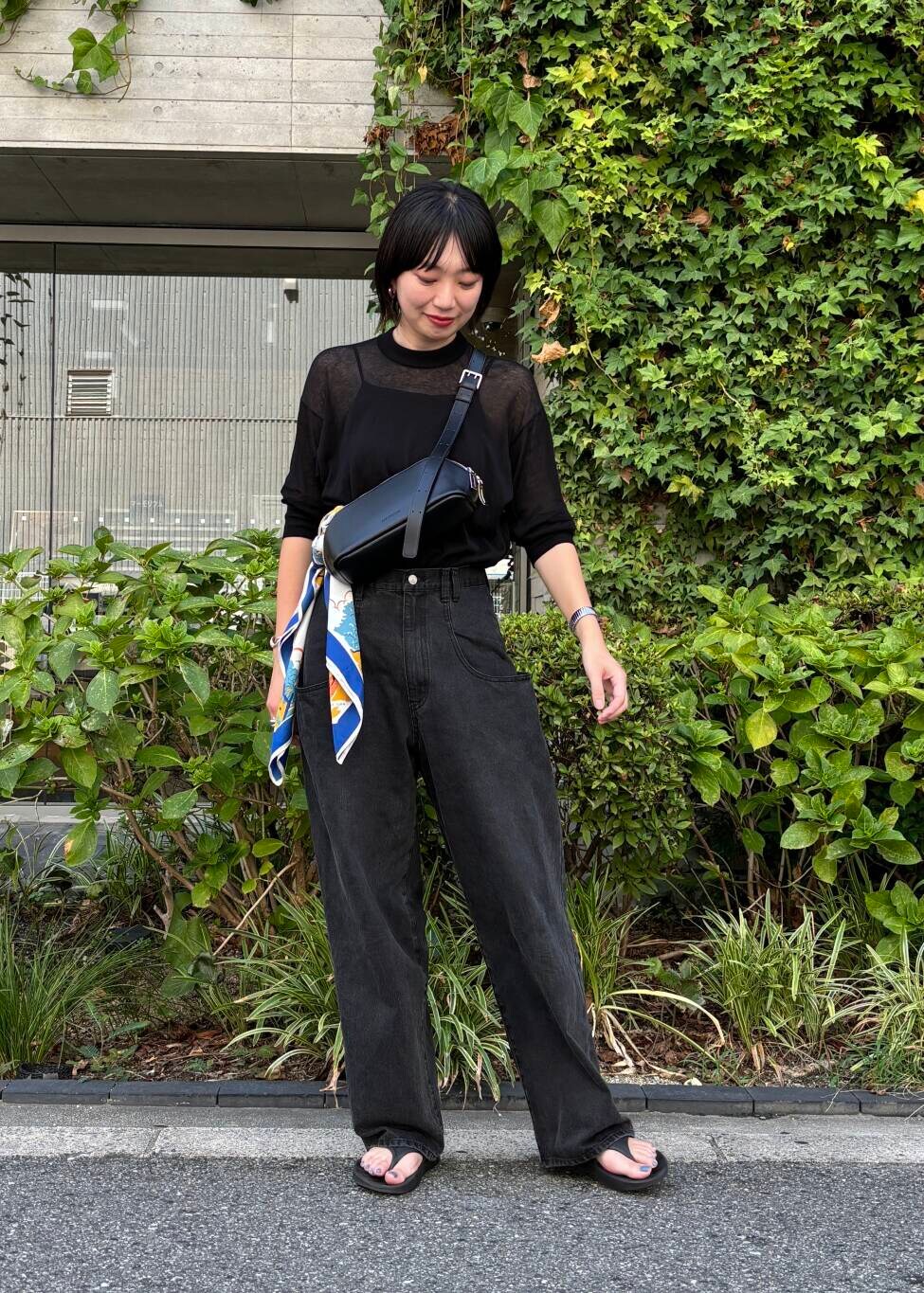 ブラック系のデニムパンツ、ブラック系のニット/セーターを着用したレディースの秋コーディネートの2枚目の写真