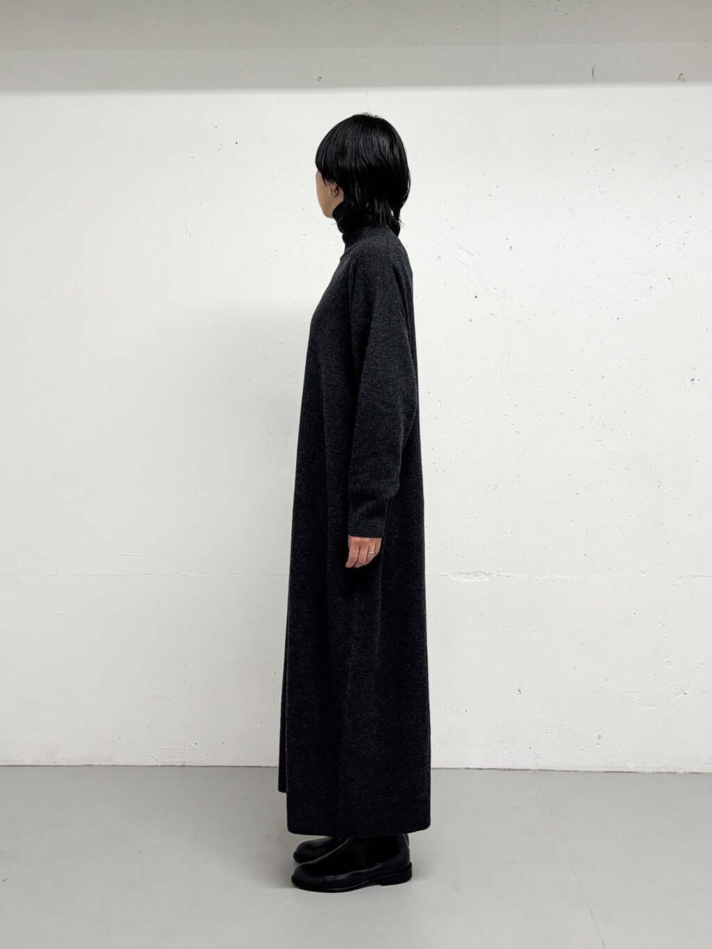 グレー系のワンピースを着用したレディースの冬コーディネートの3枚目の写真