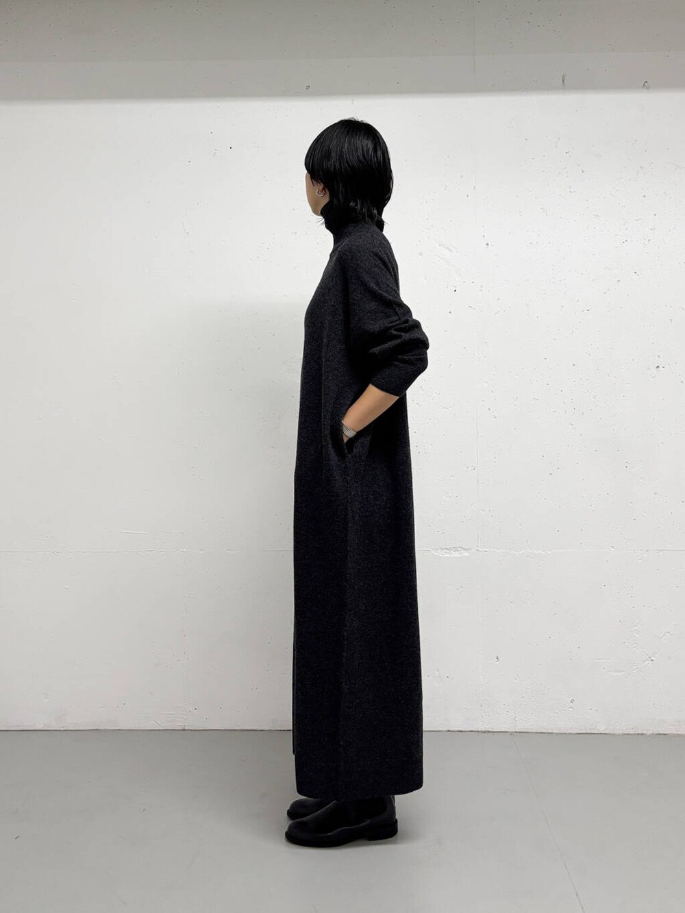 グレー系のワンピースを着用したレディースの冬コーディネートの2枚目の写真