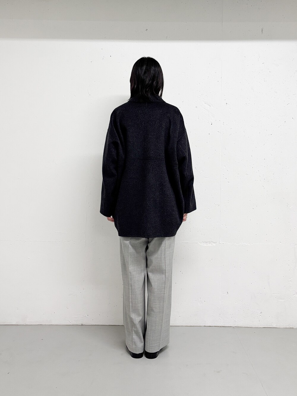 グレー系のその他アウター、ホワイト系のシャツ/ブラウス、グレー系のその他パンツを着用したレディースの秋コーディネートの3枚目の写真