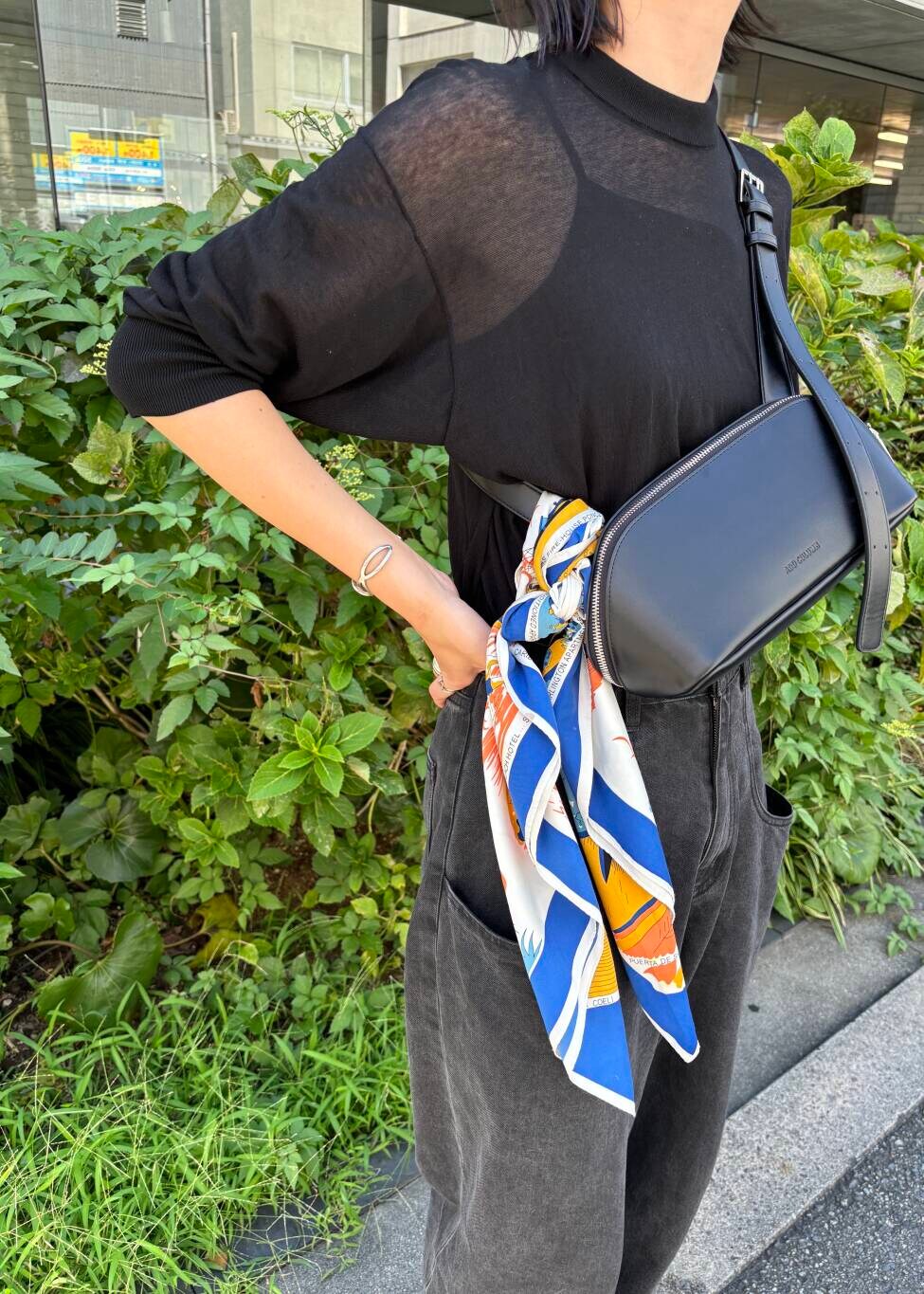 ブラック系のデニムパンツ、ブラック系のニット/セーターを着用したレディースの秋コーディネートの4枚目の写真