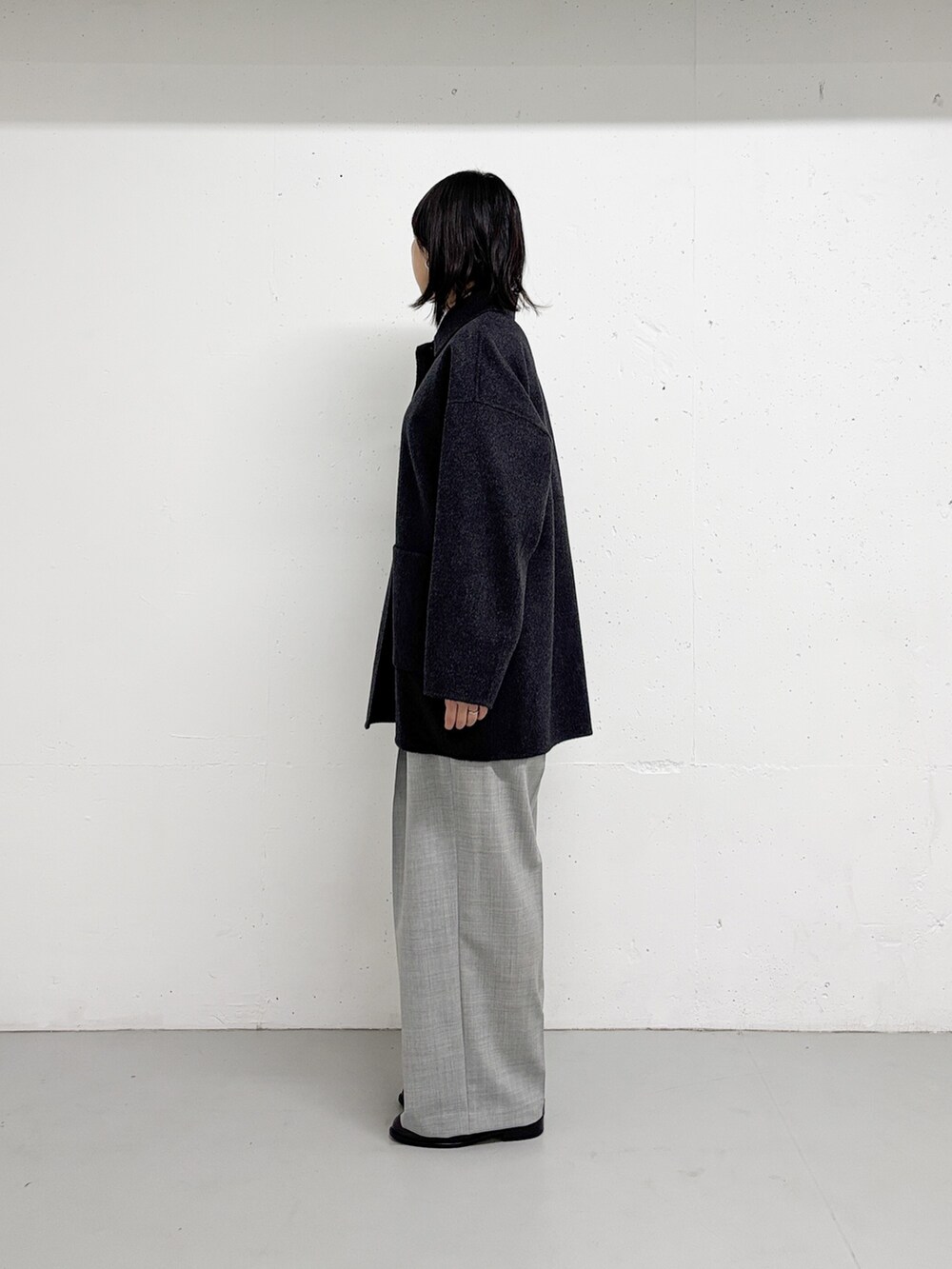 グレー系のその他アウター、ホワイト系のシャツ/ブラウス、グレー系のその他パンツを着用したレディースの秋コーディネートの2枚目の写真